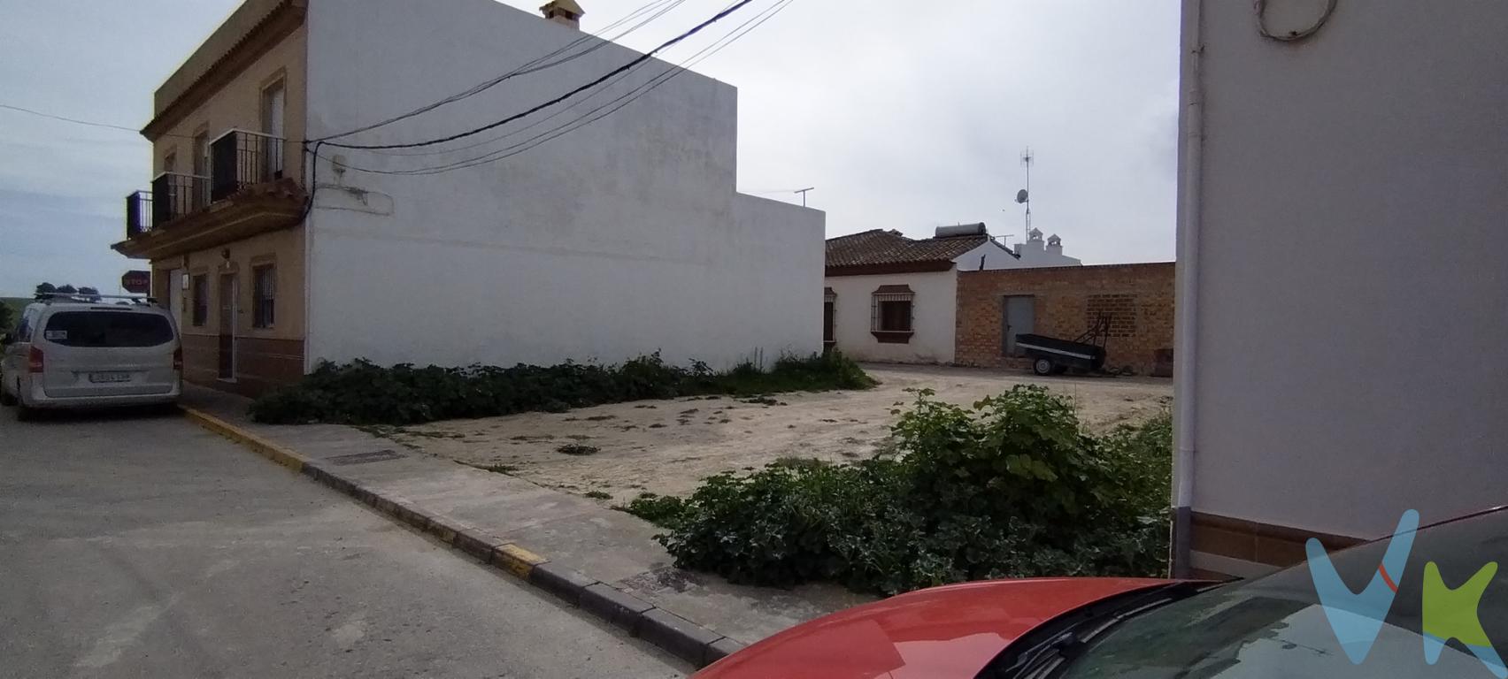 En venta parcela urbana segregada ( totalmente independiente con sus escrituras propias ) de casi 200m² en una de las mejores zonas de Chiclana de la frontera rodeada de todos los servicios . Se encuentra cerca del nucleo urbano  y a 4km de la magnifica playa de la Barrosa. 
¡No pierdas la oportunidad de hacerte la casa de tus sueños!
La finca no se encuentra cercada ni dispone de suministros de luz ni de agua. Para mas información contacte con nosotros y le resolveremos sus dudas.
El precio de compra no incluye muebles, enseres, vehículos ni electrodomésticos.
Disponemos del Documento Informativo Abreviado de la propiedad (Según Decreto 218/2005, del 11 de Octubre) y de Seguro de Caución, para la protección del dinero entregado como señal para la Reserva de una vivienda
En cumplimiento del Decreto de la Junta de Andalucía 218/2015 de 11 de Octubre, se informa al cliente que los gastos notariales, registrales, ITP, honorarios de la Agencia y otros gastos inherentes al alquiler no está incluidos en el precio