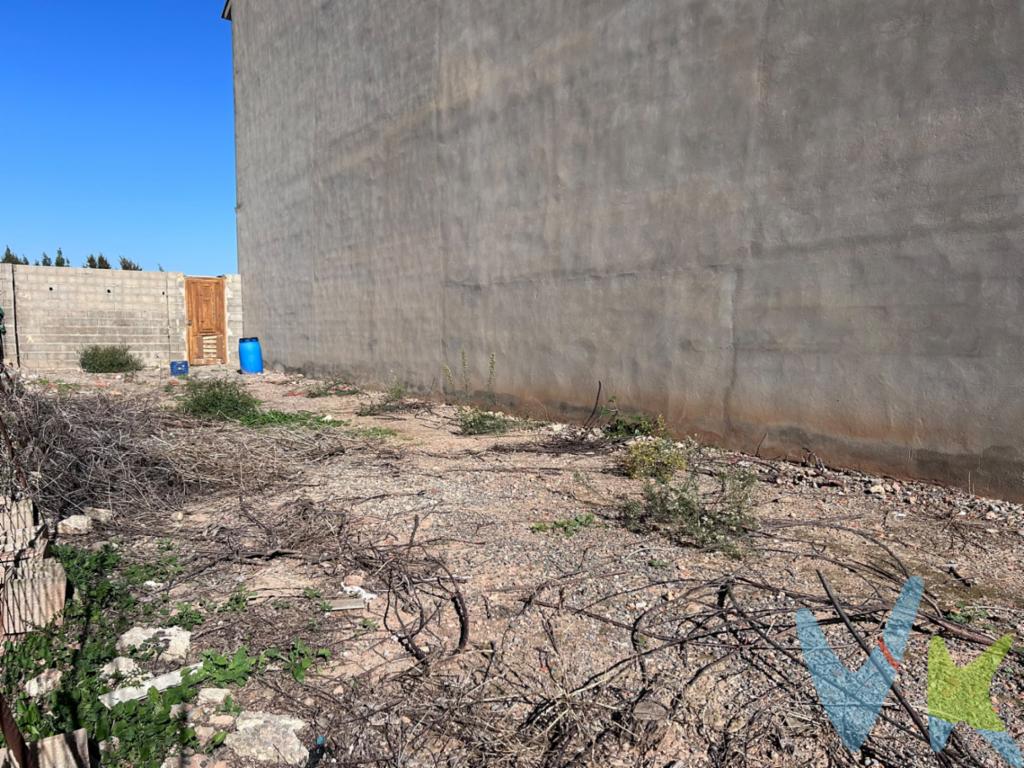 En Massalfassar, municipio de lHorta Nord, a tan solo 12 kilómetros de Valencia, te proponemos una oportunidad para hacer realidad tu proyecto de vida. Un solar de más de 340 m², a dos calles con fachada de 7m * 40m, posibilidad de hacer garaje amplio. Está ubicado en una zona residencial de viviendas unifamiliares, donde podrás diseñar y construir tu propia casa, a tu gusto y según tus necesidades y presupuesto.A tan solo 1 km de la playa y con excelentes conexiones con la autovía, combina la tranquilidad de un entorno residencial con la cercanía a Valencia, al mar y a la huerta. Vivirás muy cerca del centro, ayuntamiento y todos los servicios de proximidad. Dispone de tren de cercanías.Saca el arquitecto que llevas dentro y ven a contarnos tu proyecto. Disponemos de departamento técnico para asesorarte.¿Quieres enterarte en primicia de nuestros inmuebles en alquiler y venta? En VIVEKU.ES los publicamos con unos días de antelación.Contamos con 30 años de experiencia acreditada y nuestro objetivo es garantizarle un servicio de compra humano, ético, de calidad, fácil y seguro. Nuestro equipo lo integran agentes con la titulación AIR (Agente Inmobiliario Registrado) y Agentes Certificadores de la categoría Premium en certificación de inmuebles y debidamente registrados en el Registro de Agentes de Intermediación de la CV (RAICV 0743). Consulte en nuestras reseñas de Google lo que opinan los clientes que ya han trabajado con nosotros.El precio del inmueble no incluye los honorarios de la agencia que ascienden al 3% del precio final del inmueble más el 21% de IVA, ni los gastos de notaría y registro de la propiedad (que están sujetos a aranceles y varían dependiendo del precio de escrituración), ni los impuestos (que en la Comunidad Valenciana varían dependiendo del precio del inmueble y de las características personales del comprador).   