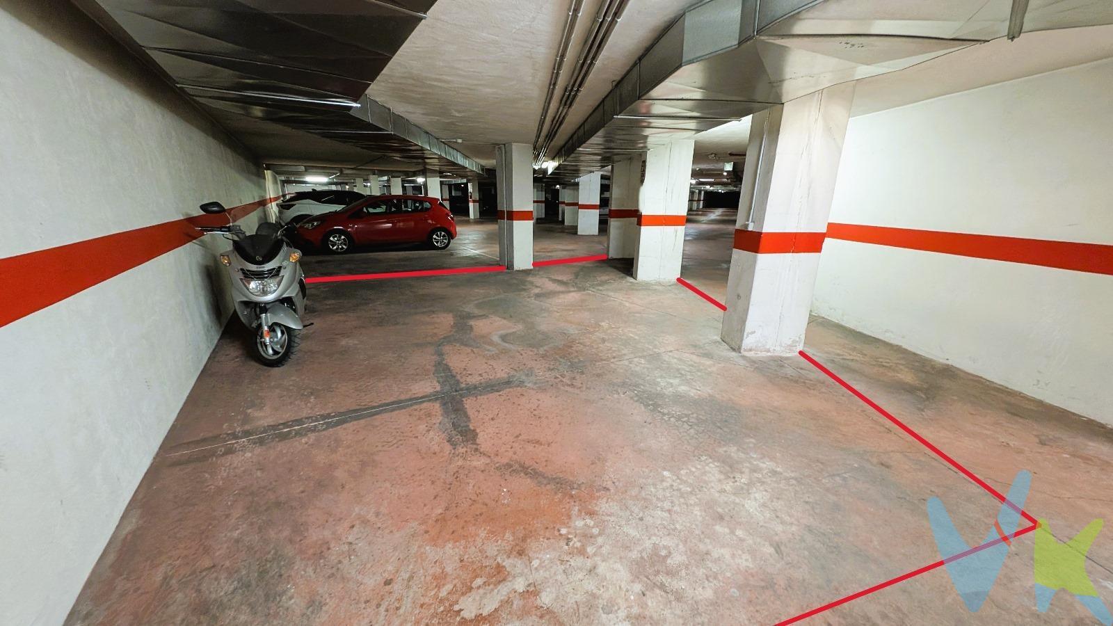 ¿Cansado de buscar aparcamiento?. Tenemos una amplia plaza de parking en el centro de Ponferrada, con una ubicación privilegiada. Al lado del centro comercial, centro de salud, institutos.. Con fácil acceso desde el exterior y puerta automática. Entrada con dimensiones reducidas, aunque la plaza es grande, recomendable para coches pequeños y medianos. Por mandato expreso del propietario, comercializamos este inmueble en exclusiva, lo que garantiza el acceso a toda la información, a un servicio de calidad, en un trato fácil, sencillo y sin interferencias de terceros. Por este motivo, se ruega no molestar al propietario, a los ocupantes de la propiedad o a los vecinos. Muchas gracias por su comprensión. 