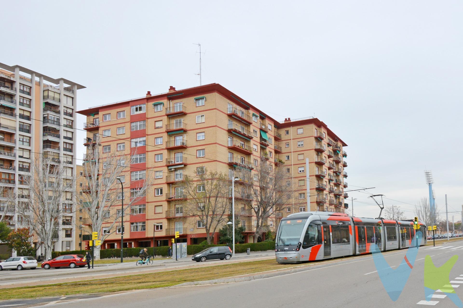ZONA UNIVERSIDAD - PISO A LA VENTA EN ISABEL LA CATÓLICA CON PARKING. Piso a la venta con muchas posibilidades  de 122 m² construidos, segunda planta real, distribuido en dos dormitorios dobles y dos simples, salón exterior con balcón, cocina independiente y dos baños completos. Los suelos son de terrazo y carpintería interior de madera. La calefacción central y el agua caliente con contador individual. Splits en los dos dormitorios dobles y en el salón. Acceso a la vivienda cota 0 desde el parking. Portero en finca y recogida de basuras. Parking para bicicletas comunitario. PLAZA DE  PARKING SIN ASIGNAR EN LA COMUNIDAD Y TRASTERO EN FINCA. Ubicado en una de las mejores zonas de Zaragoza, con todos los servicios en las calles colindantes; colegios, hospital, tiendas.. muy bien comunicado con el tranvía y a pocos metros del Parque Grande José Antonio Labordeta. ***Asesoramiento financiero sin compromiso***. ¡¡ No te lo pierdas, ponte en contacto con nosotros y te lo enseñamos!!. BUSCAMOS SOLUCIONES🏡,. ENCONTRAMOS HOGARES💙