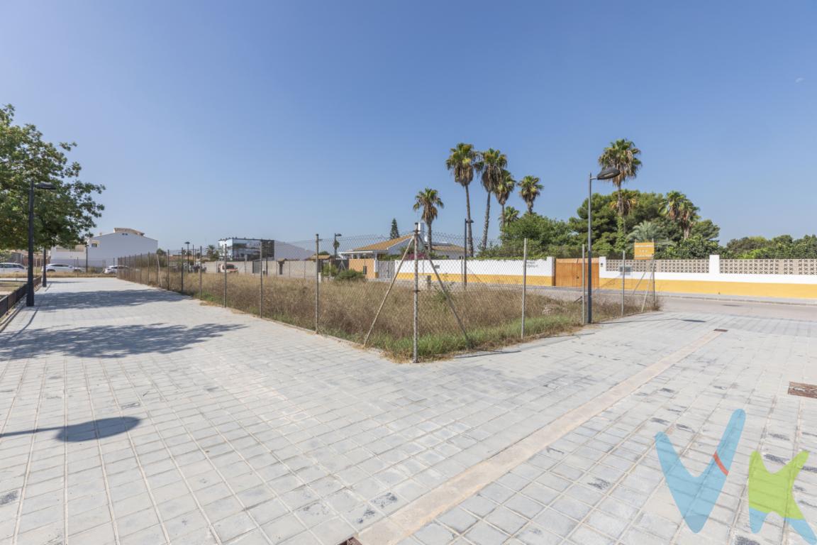 Presentamos la Parcela M6, una excelente oportunidad para promotores que buscan desarrollar una promoción residencial de pequeña escala en un entorno cada vez más demandado: viviendas unifamiliares modernas rodeadas de naturaleza, a pocos minutos de Valencia.La parcela dispone de 528 m² de superficie, con una edificabilidad máxima de 768 m² sobre rasante, permitiendo el desarrollo orientativo de cinco viviendas unifamiliares adosadas, cada una con jardín privado y plaza de aparcamiento.Ubicada en Pobles del Sud, el proyecto combina una característica muy difícil de encontrar dentro del municipio de Valencia: la tranquilidad de un entorno residencial junto a la huerta valenciana y al Parque Natural de l\'Albufera, sin renunciar a la proximidad de la ciudad.Las futuras viviendas disfrutarán de un entorno de baja densidad, calles de nueva urbanización y vistas abiertas hacia espacios agrícolas, un valor diferencial que incrementa el atractivo comercial de la promoción.Parámetros urbanísticosParcela: 528 m²Suelo edificable: 384 m²Jardines privados: 144 m²Edificabilidad: 768 m² techoTipología: Vivienda Unifamiliar en Hilera (UFA-2 / UFA-2A)Desarrollo orientativo: 5 viviendasAltura máxima: Planta Baja + Primera PlantaSemisótano para garaje permitido (no obligatorio)1 plaza de aparcamiento obligatoria por viviendaParcela mínima segregable: 70 m² con 6 metros de fachadaUn producto con elevada demandaEl mercado residencial muestra un creciente interés por viviendas que ofrezcan jardín, privacidad y proximidad a espacios naturales. La ubicación de esta parcela permite desarrollar un producto claramente diferenciado frente a la vivienda colectiva tradicional, con un perfil especialmente atractivo para familias que desean vivir en Valencia sin renunciar a la calidad de vida que ofrece el entorno de l\'AlbuferaInversión con recorridoLa combinación de una edificabilidad de 768 m² techo, una normativa urbanística definida y un número contenido de viviendas facilita el desarrollo de una promoción eficiente tanto desde el punto de vista constructivo como comercial.Se trata de un activo especialmente interesante para promotores que buscan proyectos de tamaño medio, con menor complejidad de gestión y una comercialización ágil, aprovechando la creciente demanda de vivienda unifamiliar en el área metropolitana de Valencia.Disponemos de información urbanística y documentación técnica para facilitar el estudio de viabilidad del proyecto. Contacte con nosotros para ampliar información, concertar una visita o analizar el potencial de desarrollo de esta parcela.Se muestra a título informativo y no contractual. El precio no incluye lo siguiente: Honorarios de la agencia inmobiliaria, impuestos (IVA, ITP) y otros gastos de la Compraventa (notaria, gestoría y registro)