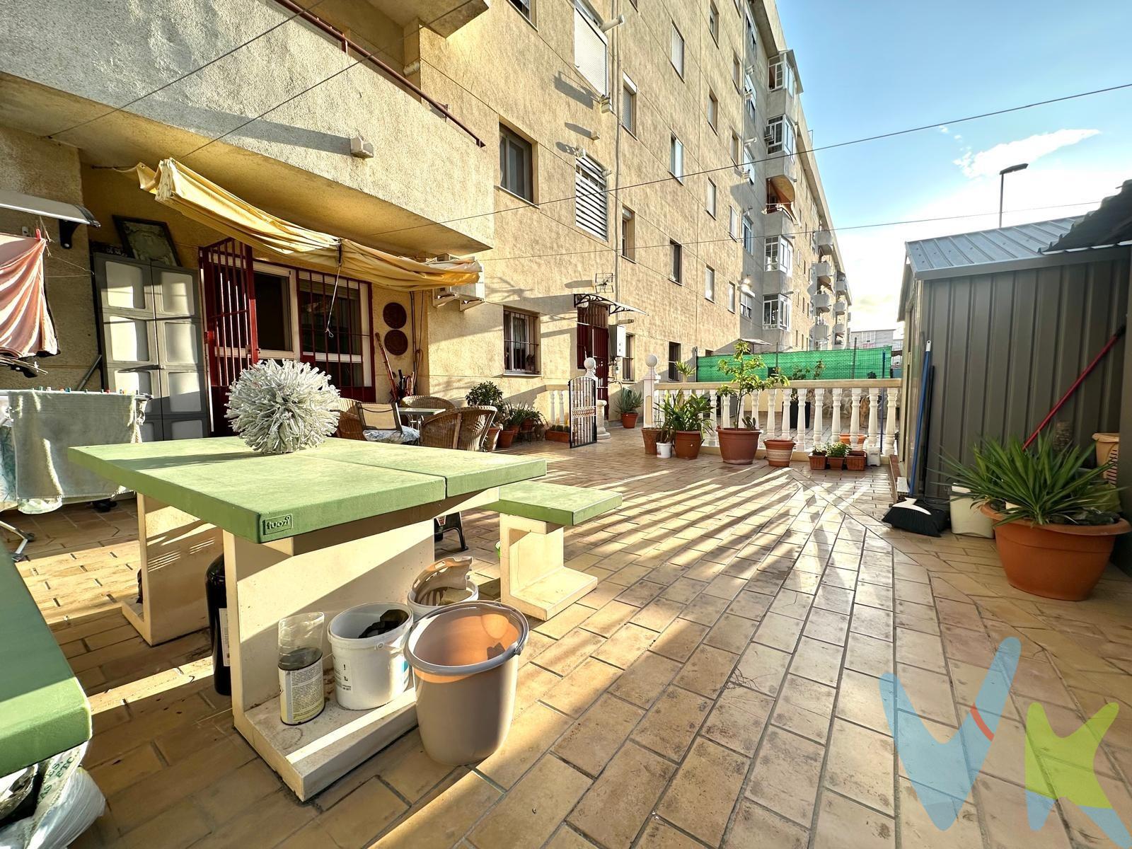 PISO VPO EN VENTA EN LA ZONA DEL MOLINO CON INCREIBLE PATIO DE ACCESO DIRECTO A LA CALLE. VIVIENDA REFORMADA, LISTA PARA ENTRAR A VIVIR. Rodeado de todo tipo de comercios, zonas de ocio, a pocos minutos de la estación de tren y del Centro Comercial El Paseo. Residencial cerrado con amplio patio central. Vivienda en planta baja con tres dormitorios , uno de ellos con un patio. Un cuarto de baño con placa ducha. Salón comedor con salida a un amplio patio con puerta directa a la calle. Al piso se puede acceder por el portal y directamente por la calle por la puerta del patio. La cocina está reformada . Edificio con ascensor. LLÁMENOS PARA MÁS INFORMACIÓN. De acuerdo con lo prevenido en el Decreto 218/2005, de 11 de octubre, se informa al cliente que los gastos notariales, registrales, impuesto de transmisiones (ITP), honorarios de intermediación, gastos financieros, y otros gastos inherentes a la compraventa no están incluidos en el precio. Por mandato expreso del propietario, comercializamos este inmueble en exclusiva, lo que le garantiza el acceso a toda la información, a un servicio de calidad, un trato fácil, sencillo y sin interferencias de terceros. Por este motivo, se ruega no molestar al propietario, a los ocupantes de la propiedad o a los vecinos. Muchas gracias por su comprensión