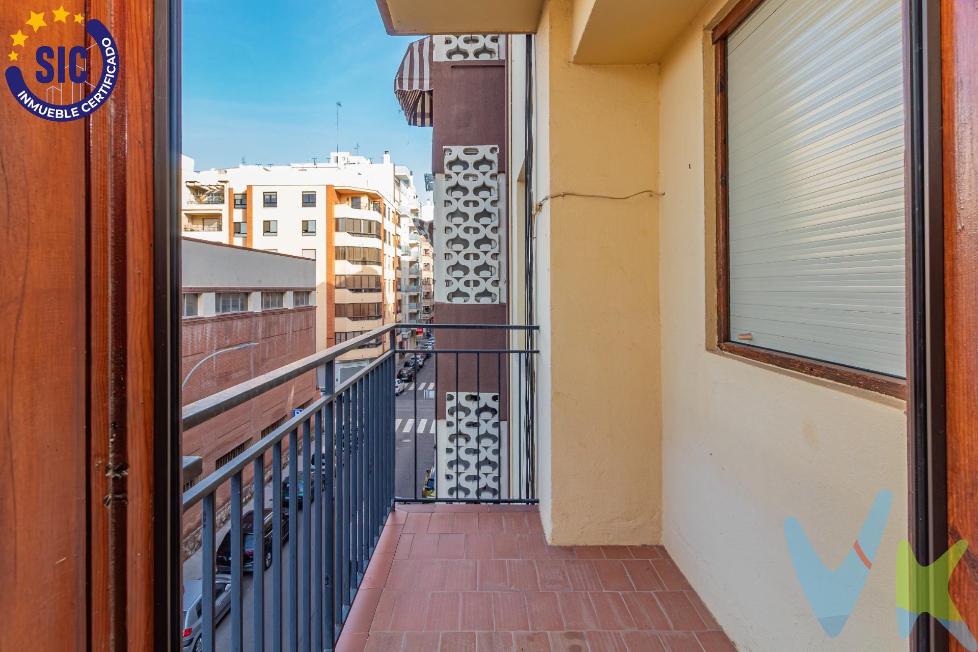 . Ubicado en una de las zonas más demandadas de Castellón, junto al Parque del Lago y a un paso del centro, este amplio y luminoso piso es ideal para quienes buscan espacio, luz y una excelente ubicación. La vivienda destaca por su doble orientación este-oeste, lo que garantiza luz natural y ventilación cruzada durante todo el día. El salón es amplio y muy luminoso, perfecto para disfrutar de un ambiente cómodo y acogedor. Su distribución ofrece tres habitaciones dobles y una individual, con múltiples posibilidades de redistribución y personalización. La cocina es independiente y cuenta con galería, aportando funcionalidad y espacio extra. El inmueble se encuentra para reformar, lo que permite adaptarlo completamente a tus gustos y necesidades. Actualmente dispone de un baño, aunque originalmente eran dos, por lo que existe la posibilidad de recuperar fácilmente un segundo baño. La vivienda cuenta además con terraza, trastero y plaza de parking. El edificio dispone de solo dos vecinos por planta, ofreciendo mayor tranquilidad y privacidad. El portal ha sido reformado y adaptado a la normativa vigente. Su ubicación estratégica permite disfrutar de colegios, comercios de proximidad, centros médicos, zonas verdes y transporte público a pocos pasos, con paradas de autobús cercanas y todos los servicios necesarios para el día a día. Una vivienda con espacio, luz y ubicación privilegiada, perfecta para crear el hogar que siempre has querido.