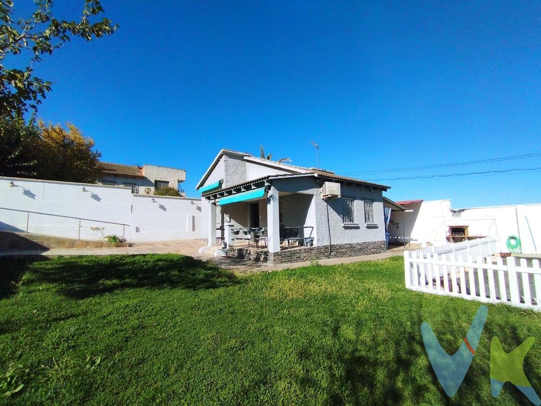 🏡 Chalet en Urbanización Colonia San Antonio – a 40 km de Zaragoza por autovía Logroño. Precioso chalet en una planta listo para entrar a vivir, ubicado en zona urbana con todos los servicios municipales (luz eléctrica, agua corriente y vertido municipal). La vivienda se encuentra en una parcela totalmente vallada de obra, con césped, barbacoa, piscina con depuradora y aseo exterior. Ideal para disfrutar al aire libre todo el año. Distribución interior:. Porche cubierto de 10 m². Salón-comedor con cocina equipada (20 m²). Tres dormitorios: 10 m², 6 m² y 6 m². Baño completo con plato de ducha. Garaje cerrado de 16 m². Trastero de 6 m². Segundo porche de 29 m². Exterior:. Terreno vallado con zonas verdes. Piscina con depuradora. Barbacoa y aseo exterior (1,6 m²). Calidades:. Suelos de parquet flotante y gres. Ventanas tipo Climalit. Aire acondicionado por split en el salón (frío y calor). Una vivienda cómoda, práctica y muy cuidada, perfecta para vivir todo el año o como residencia vacacional. 📍 Ubicación: Colonia San Antonio – Galllur. 🏠 Tipo: Chalet en una planta. 🔑 Estado: Para entrar a vivir. El precio no incluye impuestos, gastos de notaría, registro ni honorarios de intermediación. Este anuncio tiene carácter informativo y no es contractual. Puede estar sujeto a errores o modificaciones.