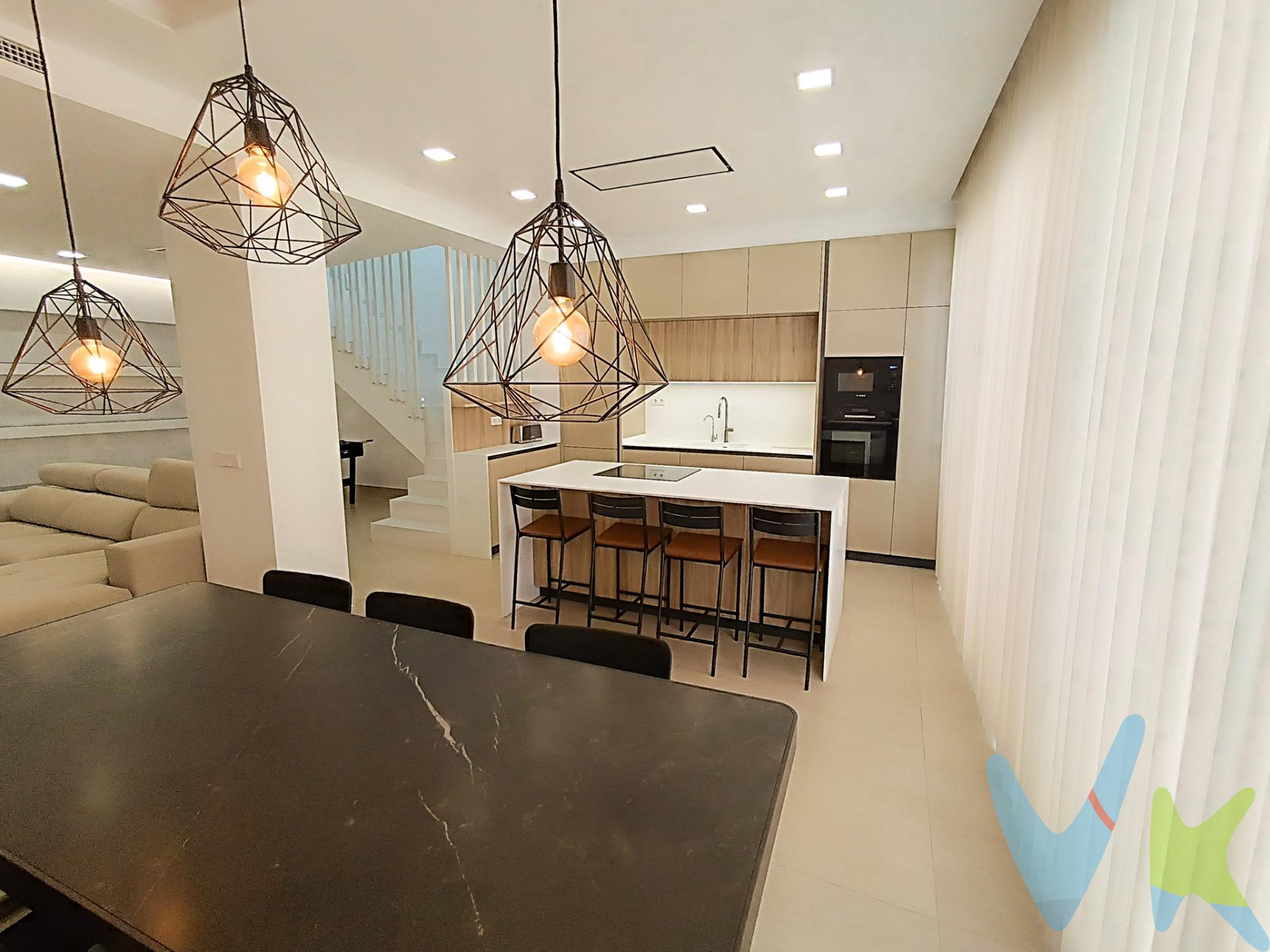 Casa exclusiva de obra nueva en Villanueva de Castellón (Valencia). 310 m² de diseño, confort y calidad para disfrutar en familia. Te presentamos esta impresionante vivienda de nueva construcción, ubicada en una zona tranquila de Villanueva de Castellón, diseñada con materiales de alta gama y pensada para ofrecerte el máximo confort. Distribuida en dos plantas:. 🔹 Planta baja:. Garaje privado con acceso directo a la vivienda. Amplio salón-comedor, muy luminoso, con salida directa a una terraza exterior. Cocina equipada con todos los electrodomésticos, incluyendo una elegante vinoteca integrada. Baño completo con acabados modernos. 🔹 Planta superior:. Habitación principal tipo suite, con baño privado, gran vestidor y acceso a una terraza privada. Dos habitaciones adicionales, ambas con armarios empotrados a medida, completamente vestidos. Dos baños completos adicionales, con excelente distribución y acabados de calidad. Una cuarta habitación, actualmente equipada como lavadero, con acceso a la terraza. ✨ Extras y calidades premium:. Acabados de alta calidad en toda la vivienda. Sistema de ósmosis y descalcificadora para agua purificada. Aire acondicionado por conductos, con control independiente en cada planta. Estufa de pellet, ideal para un ambiente cálido y eficiente energéticamente. Ventanas de aislamiento térmico y acústico de última generación. Persianas eléctricas para una mayor comodidad y control. Terraza principal con paellero y barbacoa, perfecta para reuniones y momentos al aire libre. Una vivienda única por su diseño, calidades y comodidad, ideal para familias que buscan amplitud, estilo y funcionalidad en un entorno tranquilo y bien comunicado. 📍 No dejes pasar esta oportunidad. Contáctanos para más información o concertar una visita. La descripción del presente inmueble e imágenes tienen mero carácter informativo y en ningún caso carácter contractual, pudiendo ser modificados por la inmobiliaria comercializadora sin que ello implique responsabilidad alguna frente a terceros. En el precio de venta a público, esta propiedad NO incluye los gastos de adquisición (Notario, registro, gestión, honorarios, etc…). 