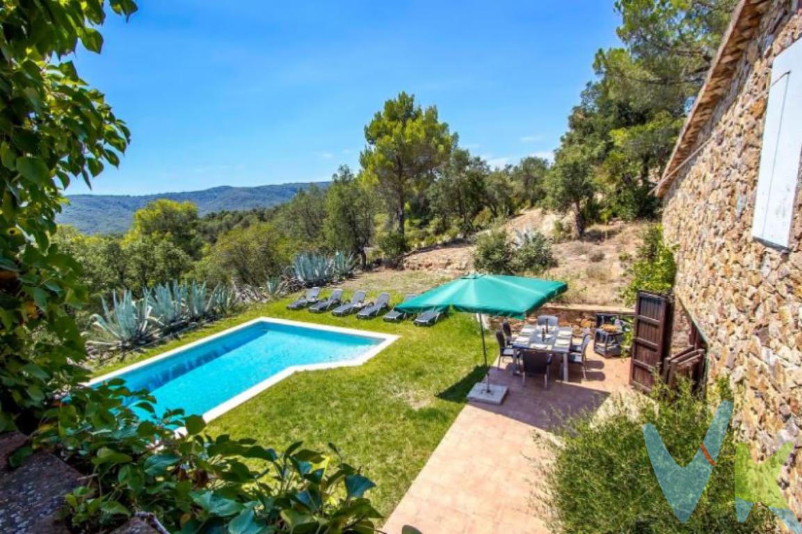 Fincas Eva presenta esta magnifica casa rústica con gran extensión de terreno y piscina privada en Calonge. La superficie gráfica consta de 11.280m2, la casa en sí consta de 216m2 construidos y 137m2 útiles según catastro. Dispone de dos plantas, distribuidas de la siguiente manera: En planta baja encontramos una bonita entrada, salón comedor con chimenea con acceso al amplio jardín y a la piscina, cocina americana con despensa, una habitación doble y un baño completo. En la primera planta se encuentran las otras dos habitaciones dobles, las cuales están conectadas, y una de ellas tiene acceso a una amplia terraza con fabulosas vistas a la montaña y otro baño completo con bañera. Hay calefacción central, parking y pozo propio con gran cantidad de agua. La casa está muy bien cuidada y es de estilo rústico, con techos  altos y vigas de madera. El entorno es idílico para relajarse y disfrutar de la naturaleza y el clima mediterráneo. No dudes en contactar con nosotros para realizar visita u obtener más información.