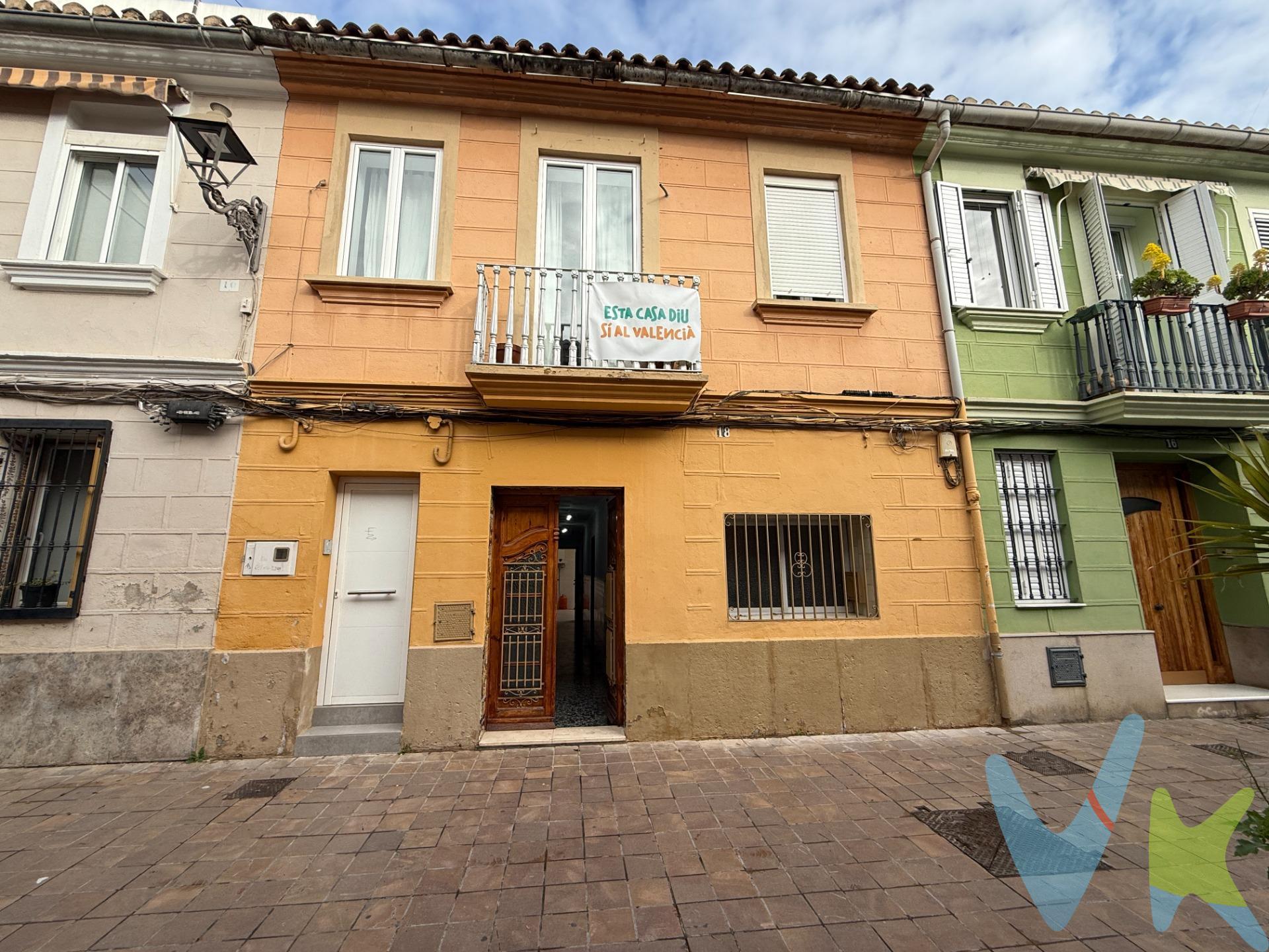 Atención a esta planta baja con entrada independiente desde la calle, con mucho encanto y un enorme potencial. Ya sabes lo difícil que es encontrar hoy en día esta tipología. Se ubica en la calle Reverendo José Martí, una tranquila calle peatonal y muy tranquila. La vivienda se distribuye en dos dormitorios dobles y dos estancias interiores sin ventana, ideales como despacho, vestidor, zona de almacenaje o trastero. Al fondo de la casa se encuentra una terraza descubierta de aproximadamente 20 m², un espacio exterior privado perfecto para disfrutar del aire libre. ¿Te imaginas ya haciendo paellas allí? A esta terraza se accede tanto desde el distribuidor como desde la cocina, y desde ella se entra al baño, aportando una distribución singular y con carácter. La vivienda es ideal para reformar y actualizar a un estilo moderno, aunque estaban viviendo en ella hasta hace poco. . Situada a escasos 2 minutos a pie del metro y del tranvía, y rodeada de todos los servicios esenciales: supermercados, comercios, centros educativos y zonas de interés, combina a la perfección tranquilidad y comodidad urbana. Te recordamos lo excepcional de este tipo de inmueble: planta baja en calle peatonal, entrada independiente, solo un vecino en la planta superior, sin gastos de comunidad, y con espacios exteriores propios. Una oportunidad única tanto como vivienda habitual como para inversión. No lo dudes y ven a visitarla cuanto antes!. ***. Agencia Registrada con el Nº 5343 en el Registro Obligatorio de Agentes Inmobiliarios de la Comunitat Valenciana, según el DECRETO 98/2022, de 29 de julio, del Consell, por el que se regula el Registro de Agentes de Intermediación Inmobiliaria de la Comunitat Valenciana. La documentación del inmueble ha sido revisada y estimamos que reúne todos los requisitos necesarios para ser comercializado. Inmueble con nivel de protección 3. Se incluyen en el nivel de protección nº 3 (con protección básica arquitectónica) los edificios cuya fachada o elementos visibles desde la vía pública, por su singularidad o su carácter tradicional, o por su notable articulación morfológica con el entorno, contribuyen sensiblemente a conformar determinado ambiente, urbano o rústico, de especial belleza o valor ambiental siendo de interés público su presencia en el escenario urbano o en el paisaje a fin de preservar esas características ambientales. Pregunta si necesitas más información. . El precio ofertado no incluye impuestos, gastos de compraventa ni honorarios de la agencia inmobiliaria. Las medidas aquí expuestas han sido obtenidas del Catastro. El anuncio no es vinculante, puede contener errores. ¿Tienes alguna duda? Consúltanos. ***. Los vendedores han confiado en este equipo para gestionar la venta del inmueble de forma exclusiva. Como no puede ser de otra forma, garantizamos un servicio de calidad, actuando en todo momento de forma transparente, ética y profesional. Así pues, se ruega la no interferencia de terceros y, sobre todo, no molestar a los propietarios, a los ocupantes del inmueble o a los vecinos. Muchas gracias por tu comprensión. 