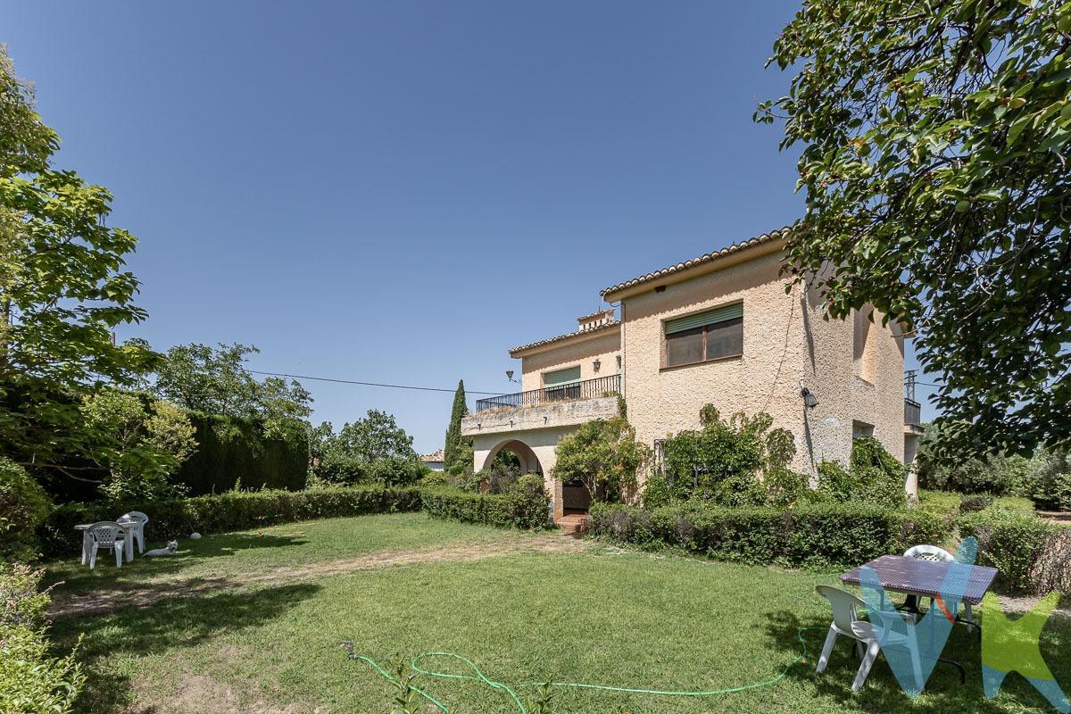 En el encantador pueblo de Dílar, se encuentra una casa espectacular que te ofrece todo lo que siempre has soñado. Esta espaciosa vivienda de 200 metros cuadrados está situada en una generosa parcela de 1480 metros cuadrados, rodeada de naturaleza y tranquilidad, a solo dos minutos del parque natural. Al entrar, te recibe un luminoso salón grande, donde una chimenea invita a disfrutar de las tardes de invierno junto al fuego. La cocina, amplia y equipada con una despensa, se abre hacia un acogedor porche, perfecto para desayunos al aire libre o cenas en las noches de verano. En la planta baja también encuentras una cómoda habitación y uno de los tres baños de la casa. Subiendo a la planta superior, te esperan cinco habitaciones adicionales, todas exteriores, llenas de luz y con vistas a la belleza natural que rodea la propiedad. Dos baños más completan esta planta, asegurando comodidad y privacidad para toda la familia. Además, dos amplias terrazas te brindan el espacio perfecto para relajarte, tomar el sol o simplemente disfrutar del aire fresco y las vistas. La parcela es un verdadero paraíso con múltiples árboles frutales y un amplio espacio que te permitirá diseñar y construir la piscina de tus sueños. Con espacio suficiente para aparcar más de cinco coches, esta propiedad es ideal para recibir visitas o para familias con múltiples vehículos. El entorno es muy soleado, ofreciendo un clima perfecto para actividades al aire libre durante todo el año. Ubicada en una zona tranquila, esta casa te ofrece la paz y la serenidad que buscas, sin renunciar a la comodidad de tener todos los servicios a pocos minutos andando. La proximidad a Granada, a tan solo 25 minutos en coche, y a la playa, a 40 minutos, hace de esta propiedad una opción inmejorable para quienes desean estar conectados con la ciudad y el mar. Ven a descubrir este refugio de paz y comodidad en Dílar, donde la vida se disfruta a otro ritmo, rodeado de naturaleza y con todas las comodidades que necesitas. ¡Contáctanos para más información y para programar una visita!. Ref. N272. * El PVP indicado no incluye impuestos ni gastos de Escritura. * Honorarios agencia no incluidos. * Las superficies expresadas en esta página tienen carácter descriptivo y son aproximadas. * Los precios pueden ser susceptibles de modificación sin previo aviso. * Esta propiedad se vende sin muebles. 