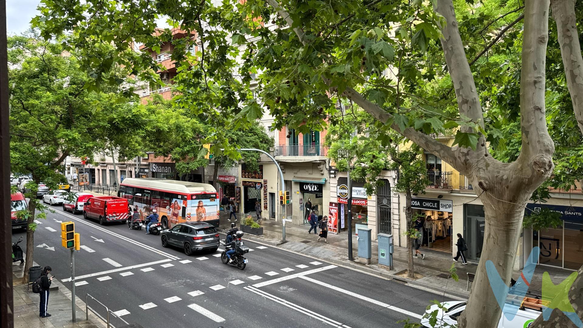 ¿Buscas una inversión interesante en una ubicación privilegiada? Te presentamos este piso en pleno corazón de Sants. Con techos de 3,40mts de altura, y grandes ventanas, rodeado de todos los servicios y comercios que necesitas, con excelente conexión a transporte público. . El inmueble cuenta con ascensor que te lleva directamente al pasillo de la vivienda, facilitando la accesibilidad. Dispone de 3 habitaciones, una de ellas doble, y un baño completo. Tiene pendiente el acceso a la escalera para poder tramitar la cédula de habitabilidad. Actualmente necesita reforma y esto te brinda la oportunidad de redistribuir los espacios a tu gusto, creando una cuarta habitación o reorganizando la cocina y el baño para optimizar su funcionalidad. Además, la vivienda tiene un pequeño balcón y una terracita interior, ideales para disfrutar del aire libre y la luz natural. Para conocer más detalles y consultar opciones, no dudes en contactarnos. ¡Esta es tu oportunidad de transformar y potenciar esta propiedad en una zona en auge!. 