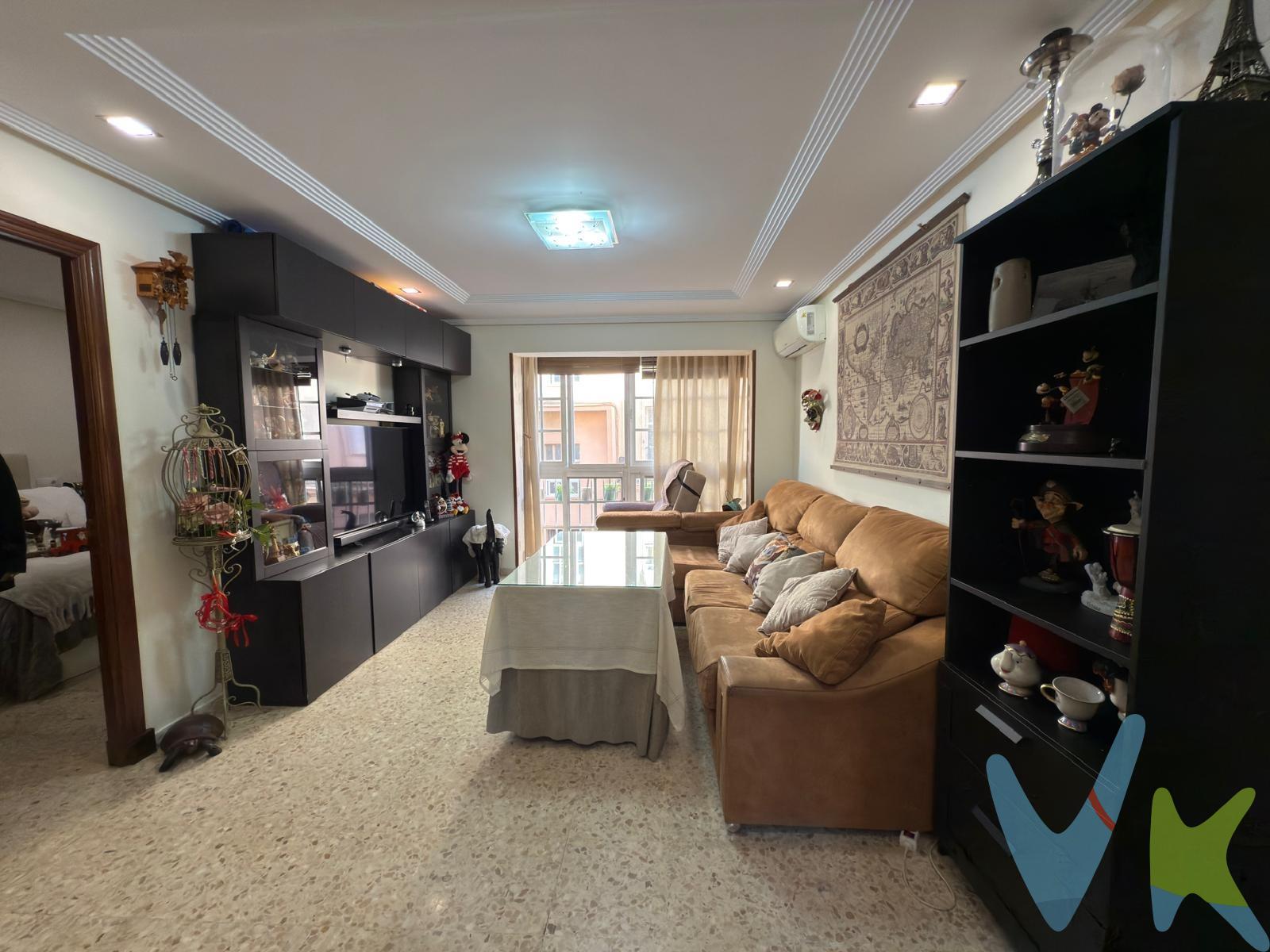 ✨ Oportunidad en Carlos III: Piso Reformado Listo para Entrar a Vivir ✨. Descubre este fantástico piso situado en la zona de Carlos III, una zona  demandada por su excelente comunicación y servicios. La vivienda, ubicada en primera planta, se encuentra totalmente reformada y en perfectas condiciones, ofreciendo comodidad y amplitud. 🏡 Características principales:. 	•	3 dormitorios amplios, luminosos y con gran capacidad. 	•	Salón grande, perfecto para disfrutar en familia, con terraza acristalada integrada que aporta aún más espacio y luz. 	•	Cocina funcional con alacena, ideal para almacenamiento. 	•	Baño reformado con placa de ducha y ventana, aportando ventilación natural. 📍 Ubicación:. 	•	A un paso de los cuarteles militares. 	•	Cercano a la estación de tren, ideal para quienes necesitan desplazarse diariamente. 	•	Muy próximo al Hospital San Carlos. Un piso listo para entrar a vivir, cómodo, moderno y con todos los servicios a tu alcance. Vivienda para escriturar a largo plazo. ¡No dejes pasar esta oportunidad!. --------------. Les Informamos que los gastos de Notarí­a, Registro, Impuestos y los honorarios de la agencia no están incluidos en el precio. Disponemos de Seguro de Caución, para la protección del dinero entregado como señal para la Reserva de una vivienda.  --------------. Por mandato expreso del propietario, comercializamos este inmueble en exclusiva, lo que le garantiza el acceso a toda la información, a un servicio de calidad, un trato fácil, sencillo y sin interferencias de terceros. Por este motivo, se ruega no molestar al propietario, a los ocupantes de la propiedad o a los vecinos. Muchas gracias por su comprensión. 