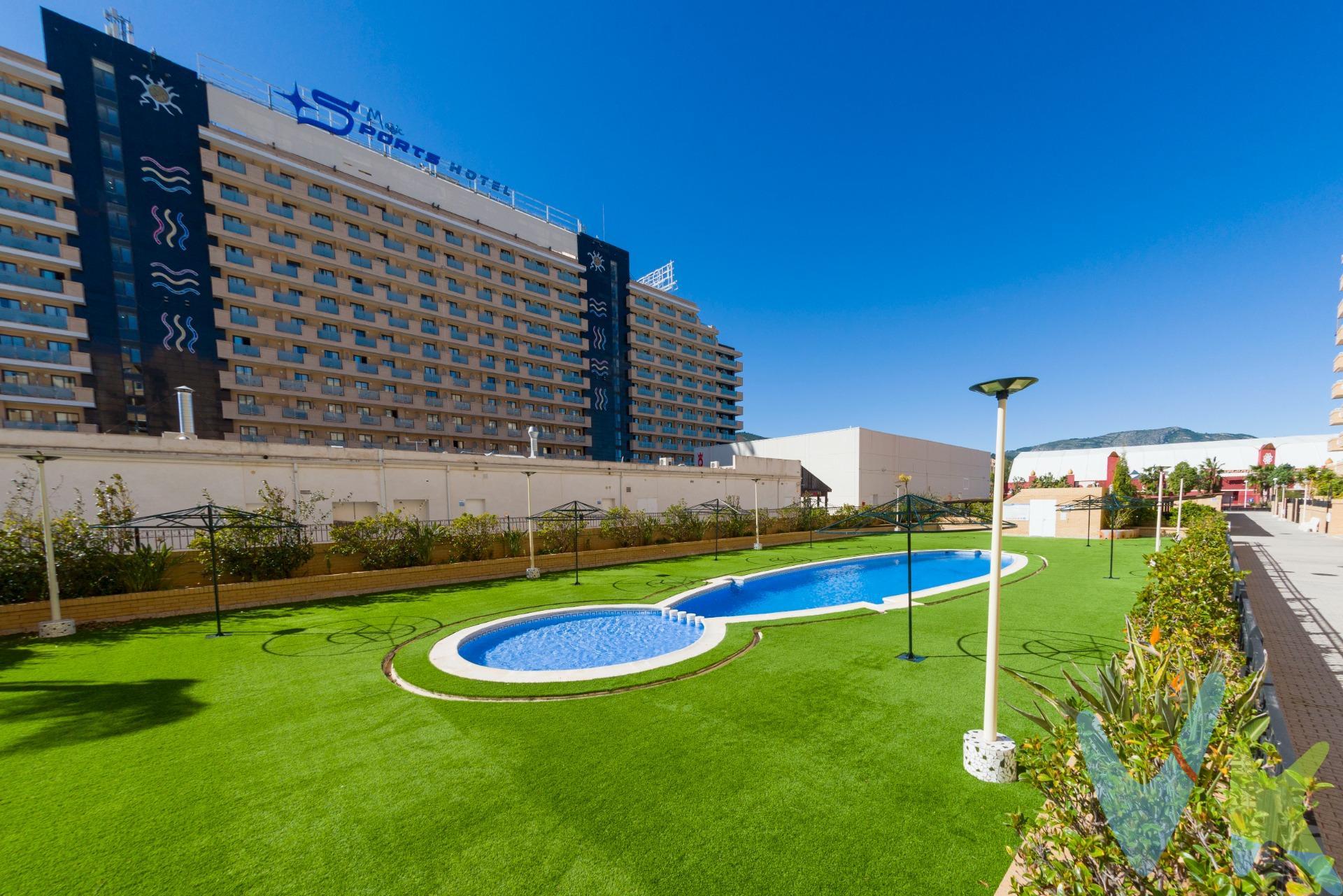 ¡ Oportunidad única en Marina D´Or en Oropesa del Mar !. Acogedor apartamento de 2 habitaciones ideal tanto para residencia habitual como segunda vivienda o inversión vacacional. Situado en una urbanización tranquila y bien cuidada, este inmueble se encuentra a solo minutos del mar, rodeado de todos los servicios y con fácil acceso a la playa y al casco urbano. ✨ Características principales:. Dos dormitorios luminosos, con capacidad para 4 personas cómodamente. Salón–comedor amplio y acogedor, con salida a una terraza perfecta para disfrutar del sol y de cenas al aire libre. Cocina equipada y funcional, lista para usar desde el primer día. Un baño completo con buena distribución. Listo para entrar a vivir — sin necesidad de reformas. 🌴 Urbanización con encanto:. Piscina comunitaria rodeada de zonas ajardinadas y espacios de descanso. Áreas comunes cuidadas y ambiente familiar. Parking  y trastero incluidos . Ideal para disfrutar del clima mediterráneo y la tranquilidad costera. 📍 Ubicación privilegiada:. A pocos pasos de la playa y del paseo marítimo. Cercano a tiendas, restaurantes, supermercados y transporte. Perfecto tanto para temporadas de verano como para vivir todo el año. Esta vivienda se encuentra en Oropesa del Mar, una de las localidades costeras más conocidas de la provincia de Castellón, situada en plena Costa Mediterránea y reconocida por sus amplias playas, calas naturales y excelente calidad de vida. Oropesa del Mar está a tan solo 20 minutos de Castellón de la Plana, capital de la provincia, donde encontrarás todos los servicios esenciales: hospitales, centros comerciales, universidades y estación principal de tren. ✈️ Excelentes conexiones nacionales e internacionales. Su ubicación permite un acceso cómodo tanto para residentes habituales como para compradores internacionales:. •	A aproximadamente 25 minutos del Aeropuerto de Castellón, con conexiones internacionales en crecimiento. •	A 1 hora del Aeropuerto de Valencia, con vuelos diarios a las principales ciudades europeas. 🚄 Oropesa del Mar dispone de estación de tren con conexiones hacia Valencia, Barcelona y otras ciudades españolas. 🌊 Entorno y estilo de vida. Oropesa combina playas de arena fina como La Concha o Morro de Gos con zonas más naturales y tranquilas. Además, alberga el conocido complejo turístico Marina d'Or, que aporta servicios, ocio y actividad durante gran parte del año. Por mandato expreso del propietario comercializamos este inmueble mediante contrato de multi-exclusiva, por el cual numerosas agencias colaboradoras, nacionales e internacionales, ofrecen esta vivienda a sus potenciales compradores, todo ello garantizando un servicio de calidad, un trato fácil, sencillo y sin interferencias de terceros, ya que la gestión es a través de nuestra agencia. *Impuestos, gastos de compraventa tales como honorarios agencia y financiación no incluidos. 