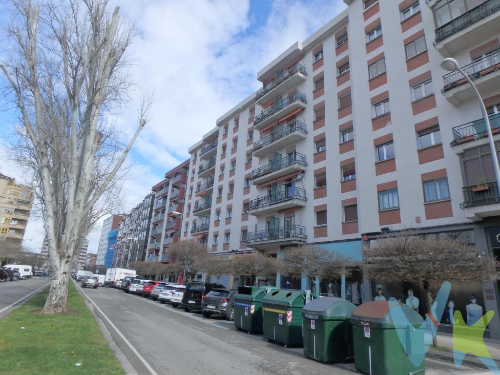 Precioso piso, totalmente reformado, en el centro de la calle Iturrama, frente a Ikastola Amaiur. Muy cerca de la Universidad y a pocos mtros de la Avda. Pio XII. Son 107mt2 construidos distribuidos en 3 amplias habitaciones, 1 baño, un salón-comedor con balcón acristalado, una bonita cocina con una isla central y paneles correderos de cristal, con los que poder tener la cocina independiente o conectada con el salón-comedor, con terraza-tendedero acristalado. Trastero incluido. La calefacción es central con contador individual, el piso tiene un tratamiento de aislamiento por inyección de celulosa, la instalacion de electricidad y fontaneria son reformadas. Un pisazo listo para entrar a vivir, sólo necesitas hacer las maletas y venir a tu nuevo hogar, olvídate de reformas. En una zona de paso, con supermercados, zona ocio y restauración, centro salud, autobús, colegios.. . 
