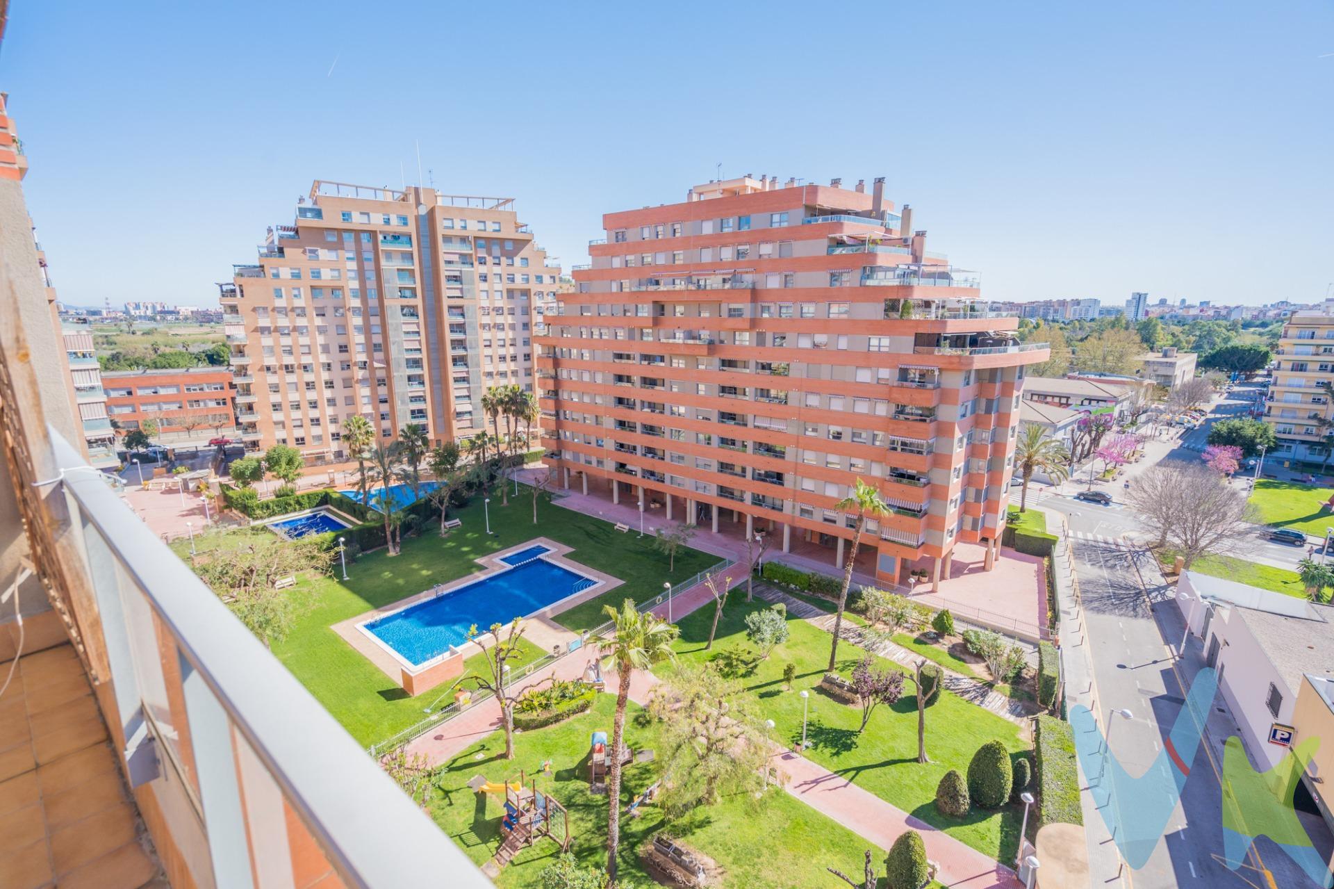 Descubre la joya inmobiliaria que estabas esperando en la zona más exclusiva de Mislata, junto a La Canaleta. Este espectacular ático destaca por sus vistas panorámicas inigualables y una privacidad absoluta que no encontrarás en ningún otro lugar. La vivienda ha sido diseñada con la mejor distribución posible para aprovechar cada metro cuadrado. El salón y la cocina, las zonas más vivas de la casa, tienen acceso directo a una impresionante terraza de 40 metros cuadrados que se convierte en el corazón del hogar. Imagina desayunar con la luz del sureste, la mejor orientación de Valencia, o disfrutar de cenas inolvidables con el cielo como telón de fondo. En su interior encontrarás cuatro habitaciones diseñadas para el descanso y dos baños completos, destacando el dormitorio principal que cuenta con su propio baño en suite. Todo el espacio se encuentra en perfecto estado, listo para entrar a vivir y convertirlo en tu refugio personal desde el primer día. El confort está asegurado en cualquier estación del año gracias al sistema de aire acondicionado y a la calefacción por gas natural instalada en toda la vivienda. Vivir aquí es también disfrutar de un estilo de vida superior. La propiedad forma parte de un complejo residencial de primer nivel con piscina, cuidados jardines y parque infantil, ideal para el ocio de toda la familia. Además, la comodidad es total al incluir una plaza de garaje amplia y de fácil acceso en el primer sótano, junto a un práctico trastero. La ubicación es sencillamente inmejorable. Situado al lado del parque de La Canaleta y a tan solo cinco minutos del Parque de Cabecera de Valencia, tendrás la naturaleza y el deporte a un paso de tu puerta. No pierdas la oportunidad de visitar el que, sin duda, es el mejor ático de Mislata.
