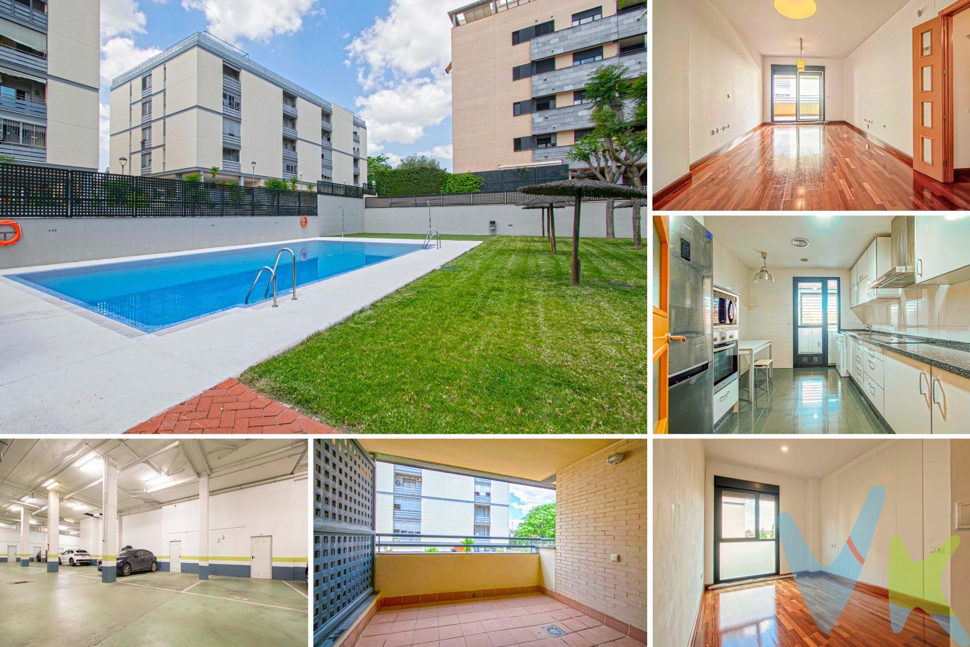 Magnífico piso en Mairena del Aljarafe con plaza de garaje y trastero, en residencial cerrado con jardines y piscina y zonas deportivas!!!. Amplia viveinda, exterior y muy luminosa. Dispone de 119.25m2 construidos con excelente distribución. El salón es independiente, amplio y cómodo, con acceso a gran terraza ideal para disfrutar de una cena al aire libre aportándole mucha luz natural. La cocina es independiente y se encuentra amueblada, muy amplia y cómoda, con práctico lavadero. El inmueble dispone de tres amplios dormitorios exteriores con armarios empotrados y dos baños completos, ambos con bañera. Las ventanas son de climalit de aluminio lacado en color oscuro, las puertas de madera color pino y el suelo de parquet y gres. Tiene un gran armario empotrado en pasillo. Se encuentra climatizado con aire centralizado frío/calor y cuenta con plaza de garaje y trastero. Bloque con ascensor y video portero. Piso con muy buenas calidades y muy bien situado, cerca del Parque de Bomberos y del Colegio Público Los Rosales, con todo tipo de servicios a su alcance, comercios, farmacias, parques....No dude en visitarlo!!. . Informamos a nuestros clientes compradores que el precio de venta no incluye lo siguiente: Honorarios de la agencia inmobiliaria, Impuestos (I.T.P., I.V.A. o A.J.D., en su caso) ni otros gastos de la compraventa (gastos de Registro de la Propiedad, Notaría, Gestoría ni de posible Financiación). Documento F.I.S. a disposición del consumidor según Decreto 218/2005 Junta de Andalucía. 