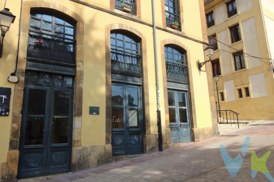 Ofrecemos la oportunidad de adquirir un llamativo y luminoso local en el casco Antiguo de Oviedo. Situado a escasos metros de la muralla Medieval de Oviedo, el mercado y plaza del Fontán y los jardínes del Campillín. El local es muy amplio, llama la atención por la altura de sus techos y los grandes ventanales. Tiene dos aseos. Es ideal para instalar una galería de arte, o para iniciar su negocio (encuadernación, marquetería, carpintería, academia , oficinas ......) .Si quiere adquirir un local elegante y luminoso situado en un bonito edificio histórico, no lo dude, llámenos y se lo enseñaremos. El precio es una verdadera oportunidad. Contamos con más de 35 años de experiencia acreditada y nuestro objetivo es garantizarle un servicio de compra humano, ético, de calidad, fácil y seguro. Nuestro equipo lo integran agentes con la titulación AIR (Agente Inmobiliario Registrado), somos CRS (Council of Residential Specialist) y API. (Agente de la Propiedad Inmobiliaria Colegiado nº248). Contamos con un seguro de Caución que nos permite garantizar el depósito de las cantidades entregadas por nuestros clientes.Te ayudamos con la financiación con las mejores condiciones hipotecarias hasta el 100%.Consulte en nuestras reseñas de Google lo que opinan los clientes que ya han trabajado con nosotros.El precio no incluye gastos de notaría, registro e impuesto de transmisiones.