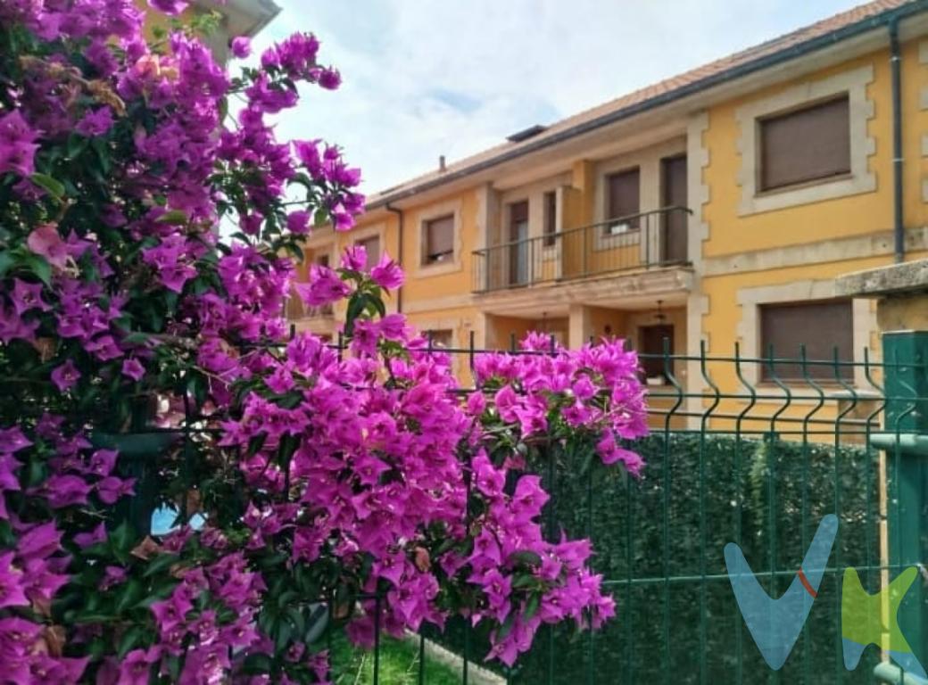   Impecable chalet adosado con pequeño jardín situada en el encantador pueblo de Sobarzo, un lugar que aún preserva su esencia tranquila y natural, junto al conocido Parque de Cabárceno y a pie de Valles Pasiegos.La vivienda, construida en 2010, se extiende sobre una generosa superficie de 201 metros cuadrados construidos, con 158 metros útiles perfectamente distribuidos para ofrecer el máximo aprovechamiento del espacio. La casa cuenta con cuatro habitaciones, dos de ellas con balcón, 2 baños ideales para acomodar a una familia numerosa o para aquellos que necesiten espacio adicional, tres de ellas ubicadas en la primera planta con un baño y otra ocupa el bajo cubierta de la vivienda. A destacar su luz natural  y que parte de las estancias cuentan con puertas correderas optimizando el espacio.La casa también dispone de un garaje amplio, no solo proporciona espacio para estacionar su vehículo, sino que también tiene zona de lavandería y un despacho independiente en planta sótano conectado directamente con la vivienda.Un atractivo adicional de esta propiedad es su patio de 4 metros en la entrada y se  complementa la zona ajardinada, todo ello con césped artificial pensado para solo disfrutar y no trabajar en su mantenimiento, con salida desde el salón ofreciendo disfrutar del aire libre de comidas , cenas o una buena sesión disfrutando del sol, con vistas maravillosas.Además la casa se ofrece aspiración centralizada, parcialmente amueblada y equipada con electrodomésticos, lo que significa que está lista para mudarse sin preocupaciones adicionales.Su ubicación te permite disfrutar de un paraje natural magnifico a tan solo 20 km de Santander y 5 min de servicios y conexión con autovía.Que no te la quiten de las manos!!!!!Al comprador se le cobrará el 1 % + IVA de gastos de gestión inmobiliaria.Gastos e Impuestos no incluidos en el precio. Compra sujeta a ITP. El comprador se hará cargo de los costes de la escritura e inscripción en el Registro de la Propiedad. \"Más información sobre transparencia, impuestos, gastos y condiciones de compraventa en nuestra web www.activanorte.com\" 