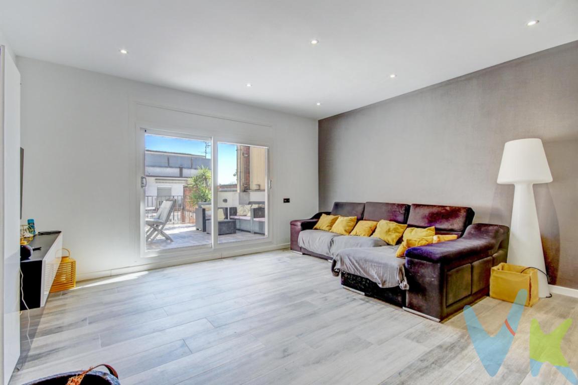 Esta encantadora casa adosada se encuentra estratégicamente ubicada en el corazón de Sant Sadurni dAnoia, ofreciendo un estilo de vida urbano sin sacrificar la comodidad y la tranquilidad. Con una superficie de 285.00 metros cuadrados construidos, esta propiedad se destaca por su meticulosa reforma, que ha elevado cada espacio con una atención exquisita al detalle. Más que una reforma, la casa se hizo enteramente desde cero, incluidos los cimientos...Características destacadas:..Ubicación privilegiada: Situada en el núcleo urbano, esta residencia brinda acceso inmediato a una variedad de servicios y comodidades, desde tiendas locales hasta restaurantes y transporte público, todo a pocos pasos de distancia...Reforma de calidad: Cada rincón de esta casa ha sido renovado con los más altos estándares de calidad, exhibiendo un estilo contemporáneo y elegante a la par que práctico, cada elemento ha sido cuidadosamente seleccionado para ofrecer una estética y funcionalidad excepcionales. Y, por si pudiera interesar, existe un espacio estructurado para poner un ascensor que conecte las plantas...Espacios exteriores: Disfrute del aire fresco y el clima mediterráneo en las dos amplias terrazas de la propiedad, ideales para relajarse, entretenerse o simplemente disfrutar de momentos al aire libre en privacidad y confort. Además, cuenta con un garaje doble, proporcionando una conveniencia invaluable en el centro de la ciudad...Distribución interior: La casa ofrece 4 habitaciones dobles y 3 baños, garantizando amplitud y privacidad para toda la familia. La cocina equipada se presenta como un espacio funcional y estéticamente atractivo, perfecto para los amantes de la cocina y el entretenimiento gastronómico...Extras y comodidades adicionales: Entre las comodidades se incluyen calefacción de suelo radiante, chimenea, suelo de gres porcelánico, descalcificador, habitación para juegos, solárium, preinstalación de aire acondicionado, persianas eléctricas, aerotermia y luces alógenas entre otros...Entorno y servicios: La propiedad se beneficia de una ubicación conveniente cerca de centros médicos, colegios, parques, supermercados y zonas infantiles, asegurando una vida cotidiana sin complicaciones y llena de comodidades...Esta excepcional vivienda representa una oportunidad única para aquellos que buscan combinar estilo de vida urbano con la tranquilidad del hogar...¡No pierda la oportunidad de hacer de esta propiedad su próximo hogar!..El precio en el anuncio no incluye impuestos de compra (ITP, IVA , AJD), ni los gastos de Notaría y Registro de la Propiedad. La información visual y documental del anuncio no tiene carácter contractual y puede no ser del todo precisa. El mobiliario y el equipamiento que se muestra en las imágenes no está incluido en el precio de venta.