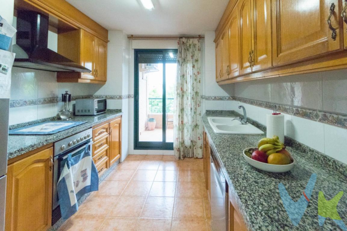 Si estas buscando una vivienda cómoda para tu familia, con espacios amplios y luminosa la has encontrado !!!. . Te presentamos esta maravillosa vivienda en la cuarta planta de una finca con ascensor en la mejor zona de Albaida.. . Al entrar a la vivienda ya podemos ver las grandes dimensiones de la misma, el mismo vestíbulo distribuye las estancias y dispone de un armario empotrado. A nuestra izquierda encontraremos un estupendo Salón /Comedor de 25 metros super luminoso donde se puede compartir con toda la familia, desde aquí podemos salir a la terraza donde podemos tener una mesa para disfrutar de un buen día!!!. . Continuamos nuestro recorrido y junto al Salón tenemos la cocina donde también debemos recalcar su gran tamaño y su luz , en ella podemos tener otra mesa para esos ricos desayunos y aparte de ello cuenta con una magnifica despensa !!!. . Seguimos con nuestro recorrido y pasamos a la derecha a nuestra primera habitación, estaríamos en la habitación individual la cual es perfecta para un despacho, esta habitación nos da salida a la zona de la Lavandería.. . Ahora nos adentramos en lo que podríamos decir zona de Noche ya que aquí tendremos nuestras otras 3 habitaciones dobles, a la derecha nuestra primera habitación de gran tamaño y armarios empotrados y salida al balcón de la parte trasera de la vivienda, seguidamente nuestra otra habitación doble la cual también cuenta con armario empotrado y salida al balcón trasero, con lo que . es de esperar que las habitaciones tienen mucha luz natural.. . Al final del pasillo, el cuarto de baño con bañera y muy espacioso, junto a este la Habitación Principal la cual también tiene su baño en suite, muy luminosa con su salida al balcón principal y con una gran capacidad de almacenaje gracias a sus armarios empotrados.. . Ven a visitarla y veras como es lo que estabas buscando!!! . .Por mandato expreso del propietario, comercializamos este inmueble en exclusiva, lo que garantiza el mejor trato y fiabilidad de la negociación. Por este motivo, se ruega no molestar a los propietarios ni ocupantes de la propiedad. .Si usted es agente inmobiliario y tiene un cliente para este inmueble, llámenos, estaremos encantados de colaborar con usted. . . La descripción del presente inmueble e imágenes tienen mero carácter informativo y en ningún caso carácter contractual, pudiendo ser modificados por la inmobiliaria sin que ello implique responsabilidad alguna frente a terceros.. En el precio de compra no están incluidos los gastos de la misma, como son: ITP, Notaría, registro, gestoría y honorarios de la inmobiliaria. ..Agencia Registrada con el Nº 90 en el Registro Obligatorio de Agentes Inmobiliarios de la Comunitat Valenciana. Puede consultar en la web de la GVA.