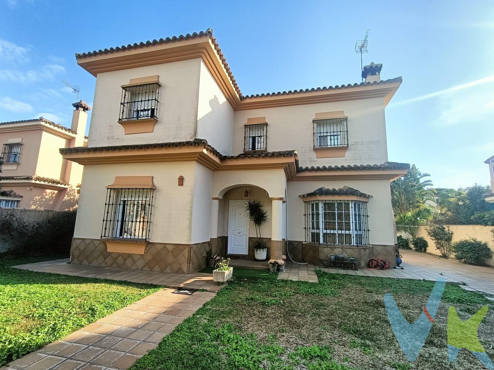 Este impresionante chalet urbano se encuentra ubicado en la exclusiva zona de Las Mogarizas, Chiclana. Con un diseño funcional y acogedor, esta propiedad cuenta con una distribución ideal que ofrece comodidad y estilo. En la planta baja, el hall de entrada da paso a un luminoso salón equipado con chimenea perfecta para disfrutar durante los meses más fríos del año. La cocina contigua incluye despensa para mayor almacenamiento; además hay un dormitorio amplio provisto de armario empotrado y un  baño dotado de placa de ducha. En la primera planta se ubica el dormitorio principal que dispone no solo de su baño privado completo sino también de un vestidor amplio . Acompañan este espacio dos dormitorios simples equipados igualmente con armarios empotrados; uno destaca por tener acceso directo a una encantadora terraza orientada al sur. El área exterior es perfecto tanto para entretenimiento como descanso: podrá disfrutar desde aparcamientos privados hasta jardines cuidados rodeando todo el inmueble así como garaje cerrado cuyo tamaño alcanza los imponentes 49 m2 ideales si busca seguridad absoluta o incluso almacenar diversos artículos deportivos entre otros usos prácticos correspondientes! Además resalta su maravillosa piscina -una verdadera joya- brindándole refrescantes momentos bajo sol cálido . La construcción total son 150 m2 de vivienda y 140 m2 útiles en una parcela de 551 m2.  . Los gastos de notaría, registro, impuestos, honorarios de la agencia y otros gastos inherentes a la compraventa no están incluidos en el precio. A su vez, disponemos del Documento Informativo Abreviado de la vivienda, según decreto 218/2005 de 11 de Octubre. . 
