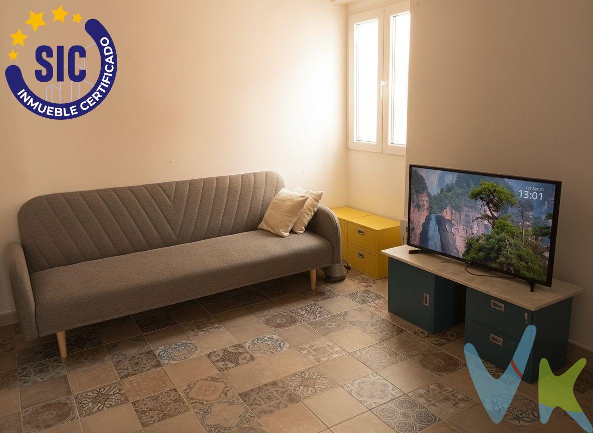La vivienda está completamente reformada. El balcón de la parte interior se convirtió en una cómoda galería acristalada. Dos dormitorios. Un cuarto de baño con ducha. Salon-comedor se une con una cocina muy moderna. Está situado en una zona al alcance inmediato de supermercados, colegios, parques y medios de transporte-paradas de autobús y de tres líneas de metro, siendo zona tranquila gracias a ser una travesía de la avenida principal. 42 metros construidos. Quinta planta sin ascensor. Una oportunidad para la inversión o para ser la primera vivienda.