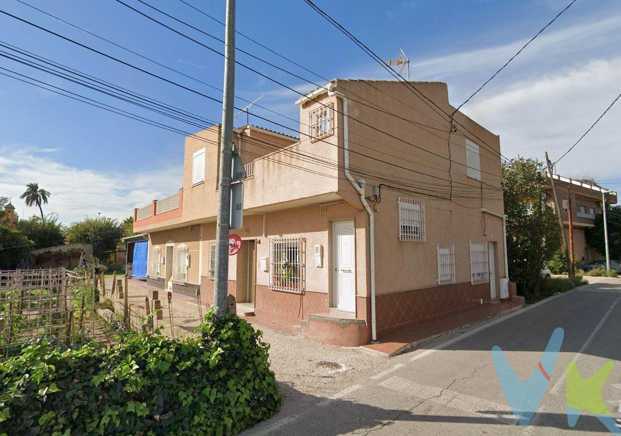 CASA ADOSADA CON TERRAZA + TERRENO CON GARAJE – LA ALBATALÍA (MURCIA). Casa adosada de 2 plantas en Carril Torre Molina nº 5, sobre parcela urbana de 126 m² aprox., con gran terraza parcialmente techada, y además terreno urbano independiente de 142 m² aprox. al fondo del camino, con garaje/aparcamiento, almacén y zona exterior, en entorno de huerta: tranquilidad y cercanía real a Murcia. DETALLE PRECIO (el precio publicado en el anuncio incluye honorarios de inmobiliaria). Precio base (sin impuestos ni honorarios): 210.000 €. Honorarios de agencia: 7.623 € (IVA incluido) (3% + IVA; mínimo 3.000 € + IVA). Otros gastos e impuestos NO incluidos (a cargo del comprador): ITP 7,75% aprox. 16.275 € (tipo general, puede estar bonificado según situación del comprador); notaría y registro aprox. 1–2% (2.100–4.200 €, orientativo según arancel y operación); y si hay financiación hipotecaria, los gastos serán los que determine la entidad (tasación, posibles comisiones y, en su caso, gestoría si el banco la exige). LA PROPIEDAD (2 FINCAS URBANAS). Conjunto formado por dos fincas urbanas independientes unidas por camino interior con servidumbre de paso (típico de la zona): finca principal junto al Carril (vivienda sobre 126 m² aprox.) y finca posterior independiente al fondo (terreno de 142 m² aprox.). Entre ambas existen dos viviendas de otros propietarios (no incluidas). Nota de superficies: la finca de la vivienda tiene 125,98 m² de terreno según documentación registral (≈126 m²) y la representación catastral puede diferir por la existencia del camino/servidumbres. VIVIENDA PRINCIPAL – 2 PLANTAS (142 m² construidos). Planta baja: salón-comedor, cocina, lavadero, 2 dormitorios y baño. Planta primera: espacio amplio (estar/estudio), baño y gran terraza de 41,7 m² aprox., con zona techada de 19,6 m² aprox. Nota: superficies por estancia del plano = útiles aproximadas; la vivienda se expresa en m² construidos. 3 ACCESOS. Acceso a planta baja desde el camino interior, acceso desde cocina al Carril y acceso a planta alta por escalera exterior (posibilidad de independizar usos, además de comunicación interior). FINCA POSTERIOR – GARAJE/ALMACÉN + ZONA EXTERIOR. Según Catastro, edificación auxiliar de 39 m² aprox. (aparcamiento 25 m² + almacén 14 m²) y zona libre tipo patio/jardín. No hay piscina ni barbacoa actualmente; el espacio permite plantearlas (piscina pequeña desmontable y/o barbacoa) conforme a normativa y, si procede, licencias. Importante: esta construcción no está inscrita y solo consta en Catastro; se informará para su comprobación y, si procede, regularización. OPCIÓN COMPRA SOLO FINCA PRINCIPAL. Si te interesa adquirir solo la finca principal (vivienda), consúltanos: se puede estudiar esa opción y condiciones. AVISO LEGAL + SITUACIÓN DOCUMENTAL. Este anuncio es meramente informativo y no constituye oferta ni documento contractual. La información puede contener errores u omisiones y debe verificarse por la parte interesada. La adjudicación de herencia está en trámite en notaría, por lo que la compraventa se formalizará una vez otorgada (y, si procede, inscrita); la edificación auxiliar de la finca posterior figura en Catastro y no consta inscrita en Registro según la documentación disponible. EXCLUSIVA. No molestar a la propiedad ni a los vecinos. Si eres agente y trabajas en red profesional, consúltanos para colaboración.