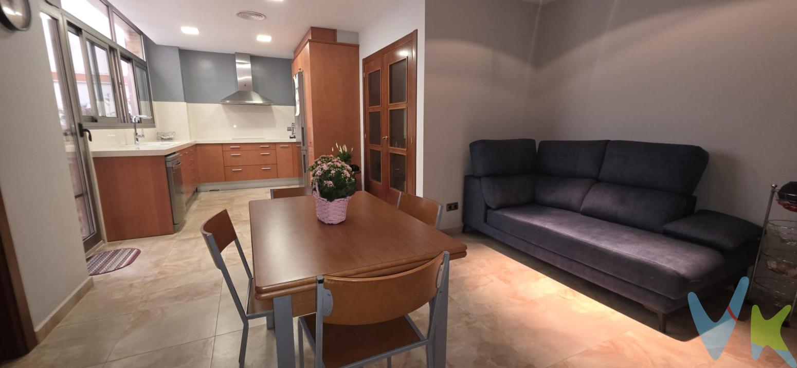  PRIMER GRUPO VIVIENDIA dispone de la vivienda que busca en la zona de El Alborgí, Paterna. Con una construcción imponente de 433 metros cuadrados, esta residencia es la elección perfecta para aquellos que valoran el espacio y la comodidad. La propiedad data de 2006, lo que garantiza una construcción moderna y de alta calidad.Al entrar, encontrará un amplio recibidor que da la bienvenida a los visitantes y conduce a las distintas áreas de la vivienda. Cuenta con cuatro luminosas habitaciones que ofrecen el espacio ideal para familias de cualquier tamaño. Cada habitación ha sido diseñada pensando en el confort y la privacidad, lo que garantiza una estancia agradable para cada miembro de la familia.  Además, dispone de SUELO RADIANTE en toda la vivienda lo que añade confort extra.La casa dispone de SÓTANO con BODEGA lo que lo convierte en un espacio multifuncional para el disfrute de cualquier actividad. Uno de los grandes atractivos de esta propiedad es la inclusión de un amplio  garaje, proporcionando un espacio seguro para varios vehículos. Esto no solo añade valor a la propiedad, sino que también ofrece tranquilidad y conveniencia, especialmente en una zona con alta demanda de aparcamiento.El edificio cuenta con ASCENSOR, lo que facilita el acceso a  la casa y resulta especialmente útil para personas con movilidad reducida. Además, la casa incluye un balcón que ofrece vistas agradables y ofrece un espacio adicional para disfrutar del aire libre sin salir de casa. La vivienda cuenta con dos amplias terrazas, una de ellas se accede desde la cocina y la otra con vistas a la calle donde se puede disfrutar de agradables veladas con familia o amigos.Ubicada estratégicamente cerca de paradas de autobús, esta casa ofrece excelentes conexiones con los servicios públicos, lo que es ideal para quienes necesitan trasladarse a diario. La proximidad a las paradas de autobús hace que sea sencillo disfrutar de todo lo que la ciudad tiene para ofrecer sin necesidad de desplazarse en coche.La estructura exterior de la casa se combina armoniosamente con su entorno, ofreciendo una estética atractiva que no pasará desapercibida. Las áreas comunes de la vivienda están diseñadas para ofrecer un ambiente de paz y serenidad, proporcionando un refugio perfecto del ajetreo diario.Invitamos a potenciales compradores a visitar esta impresionante propiedad para experimentar de primera mano todo lo que tiene por ofrecer. Las amplias dimensiones, las comodidades modernas y la ubicación estratégica hacen de esta casa una inversión excepcional.No pierda la oportunidad de adquirir una casa que cumple con todas sus expectativas. Tanto si busca un nuevo hogar para su familia como una inversión de calidad, esta propiedad en El Alborgí, Paterna, tiene todo lo necesario para satisfacer sus deseos.Contáctenos para agendar una visita y descubrir personalmente esta maravillosa residencia. Nuestros agentes estarán encantados de responder a todas sus preguntas y ayudarle en su proceso de compra. Esperamos mostrarle las múltiples ventajas que esta casa ofrece para convertirse en el hogar de sus sueños.La venta de esta propiedad se gestiona mediante contrato de MULTIEXCLUSIVA, donde más de 400 agencias colaboradoras tienen la ventaja de poder ofrecer a sus potenciales arrendatarios esta vivienda, lo que le garantiza un servicio de calidad, un trato fácil, sencillo y sin interferencias de terceros. Por este motivo, se ruega no molestar al propietario, a los ocupantes de la propiedad, a los vecinos o conserjes del edificio o urbanización si los hubiera. El precio no incluye gastos de notaría, gestoría y registro de la propiedad, que se concretarán según su arancel profesional; los impuestos aplicables, a determinar según su normativa específica; los gastos de financiación, en su caso; ni los gastos de agencia inmobiliaria en las condiciones que se pacten con ésta. 