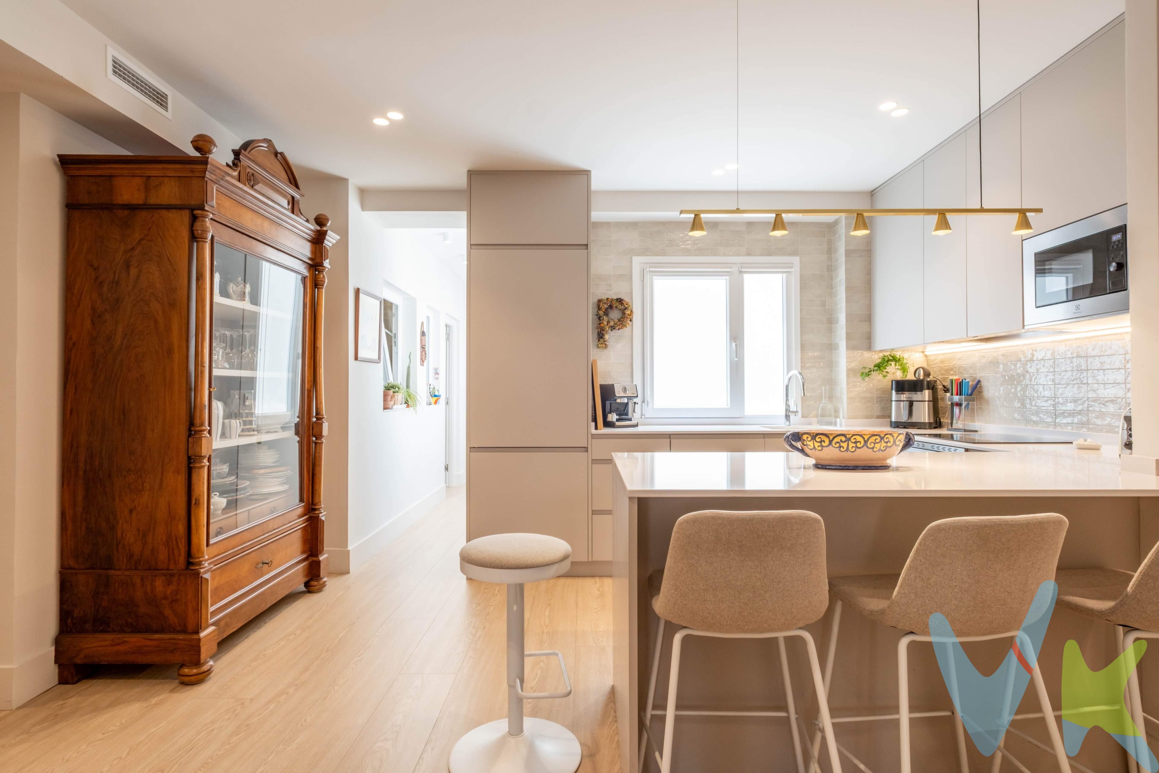 En c/ San Vicente Martir. Un piso que enamora nada más entrar. En pleno centro de Zaragoza,  esta vivienda te ofrece mucho más que una ubicación privilegiada: te abre la puerta a un espacio moderno, elegante y pensado para disfrutar de cada rincón.  Situado en planta alta, con vistas despejadas al patio de Carmelitas y una luz natural espectacular que inunda toda la casa. - Cuenta con 3 dormitorios y 2 baños, uno de ellos en suite dentro del dormitorio principal, que además incluye un vestidor digno de revista. -  La gran cocina con isla central se convierte en el punto de encuentro perfecto para quienes disfrutan del diseño y la funcionalidad sin renunciar al alma de hogar. ✨ La reforma no solo es estilosa: es práctica, con una distribución optimizada y una gran capacidad de almacenaje que marca la diferencia. - Edificio cuidado con portal reformado y ascensor a cota cero, para garantizar accesibilidad total. Una casa con personalidad, detalles que suman y la calidez de un proyecto pensado para vivir a gusto desde el primer día.