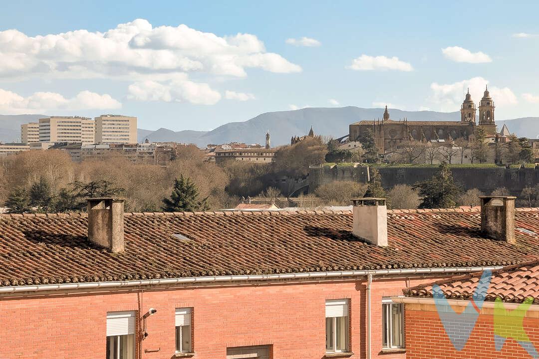 Descubre esta vivienda luminosa y acogedora, con unas preciosas vistas abiertas al Casco Viejo y la Catedral. Gracias a su excelente orientación suroeste, disfrutarás de abundante luz natural y sol durante todo el día.
Ubicada junto a la avenida principal de  Rochapea, tendrás todo lo que necesitas a tu alcance: parada de autobús con líneas 3, 7 y 21 que te conectan con toda la ciudad, comercios, servicios, zonas de ocio y agradables paseos como el Paseo Fluvial del Arga, a solo unos pasos. Además, a un pas del centro de la ciudad.
La vivienda dispone de tres dormitorios, salón, cocina amueblada, baño y una despensa. Tiene una distribución que te permitira a futuro,adaptarla a tus necesidades, salón cocina y mantener tres habitaciones, un salón muy grande y dos habítaciones. Cuenta con ventanas nuevas, suelos de parquet y puertas de madera en sapeli. Está lista para entrar a vivir: solo tendrás que amueblarla a tu gusto.
Una excelente oportunidad tanto por su ubicación, como por su estado, ideal para convertirla en un hogar alegre y confortable.
NO DEJES PASAR LA OPORTUNIDAD ! VEN A VERLA!
El precio de venta no incluye: Impuestos I.T.P.  Otros gastos de compraventa: Registro de la Propiedad, Notaría, Gestoría,  y de posible Financiación. Honorarios de Agencia a cargo del vendedor.
 
 
 