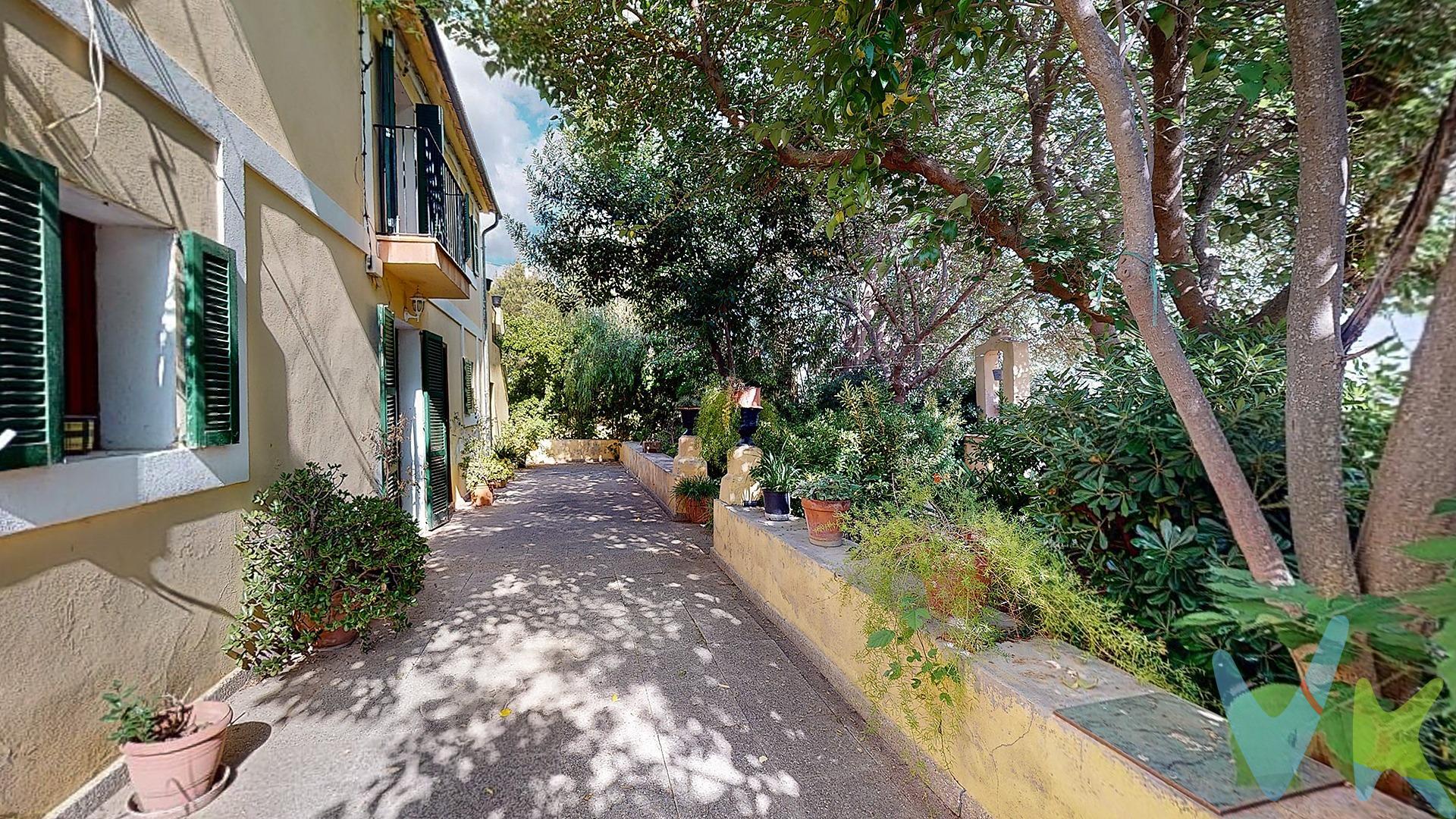 *No olvides pedir tour virtual. * Contamos con un presupuesto de legalización , no dudes en pedírnoslo . Si estas pensando vivir en una casa de campo con un gran terreno y que además está en Palma, . échale un vistazo a esta magnífica casa con más de 19.000 m2 de terreno. Situado en el corazón de La Garriga, en Son Sardina. Encontramos una propiedad de 168 m2 distribuidos en dos plantas. Dispuesta para entrar a vivir o para reformarla al gusto. Existe la posibilidad de separar las dos plantas como independientes o unirlas para crear un gran hogar. 4 habitaciones y dos baños en total. DESTACANDO un contrato de arrendamiento con una empresa municipal de transportes que ofrece una renta mensual fija neta a cambio del trozo de terreno para que la zona cuente con una parada propia de autobús. Se puede visualizar en la foto con vista de satélite en la esquina inferior izquierda. ----> Sobre la vivienda :. La planta baja consta de un gran salón - comedor separado por un extenso marco de madera, junto a una habitación doble, baño, cocina con antiguo cuarto de secado utilizado como despensa. Además de la salita  de estar convertible a habitación extra, colindando con el salón y con acceso desde el exterior independiente encontramos las escaleras que ofrecen el piso de arriba en 1º planta.  Al entrar nos recibe un comedor distribuido en dos estancias separadas por otro arco y de manera diáfana. Todo con el carácter rústico mallorquín. El salón distribuye la vivienda de arriba en un balcón hacia la parte de entrada de la vivienda (sur), 2 habitaciones dobles y una simple con salida a terraza, un baño y una cocina independiente. Además de otras escaleras que nos dirigen a la terraza de la azotea con vistas 360º del terreno. . Anexo a la casa se sitúa un amplio garaje cubierto. A la parte de la entrada llegamos a través de un bonito camino que separa la tierra de cultivo y escoltado por algunas palmeras que recibe a la vivienda en su centro. En la parte trasera o accediendo desde el garaje, nos encontramos con un gran patio medio cubierto, con pila con dotación de agua y cuarto para guardar leña, además de un amplio almacén destinado a herramientas agrícolas y elaboración de alimento. . ---->  Sobre el terreno y demás construcciones:. El terreno cuenta con 19.396 m2 . La finca contiene su historia. El terreno fue explotado como campo de futbol, dónde llego a jugar el RCD Mallorca entre otros equipos. Ahora mismo toda la superficie que cubría la cancha es terreno de cultivo. Pero aun se encuentra la caseta utilizada como bar, otra edificación en planta rectangular que fueron vestuarios y una caseta de materiales. Todas estas construcciones mencionadas sin referirme a la vivienda, están fuera de ordenación. El resto de terreno, está desbrozado y preparado para uso agrario. Además de contar con DOS pozos propios con los que abastecen el agua de consumo y de regadío. A 2 km de Son Sardina con todos sus establecimientos y a 10 minutos en coche del centro. *TOUR VIRTUAL DISPONIBLE. Llámame y completamos la información, resolvemos dudas y organizamos visita. El precio de venta indicado no incluye el Impuesto de Transmisiones Patrimoniales (ITP), que será orientativamente del 9 %, ni los gastos notariales y registrales, estimados orientativamente en un 2 % del valor de la compraventa, los cuales deberán ser abonados por la parte compradora al firmar la correspondiente escritura pública. El importe de los impuestos se calcula sobre el precio final que conste en la escritura pública y puede variar en función de la normativa aplicable, así como de las subvenciones, ayudas, edad y demás circunstancias personales del contribuyente. Los honorarios de la agencia inmobiliaria serán asumidos íntegramente por la parte vendedora, no suponiendo coste alguno para la parte compradora. Inmobiliaria Inscrita en el Registre Oficial de Agents Immobiliaris de les Illes Balears con el NUMERO REGISTRO: GOIBE747077/2024. 