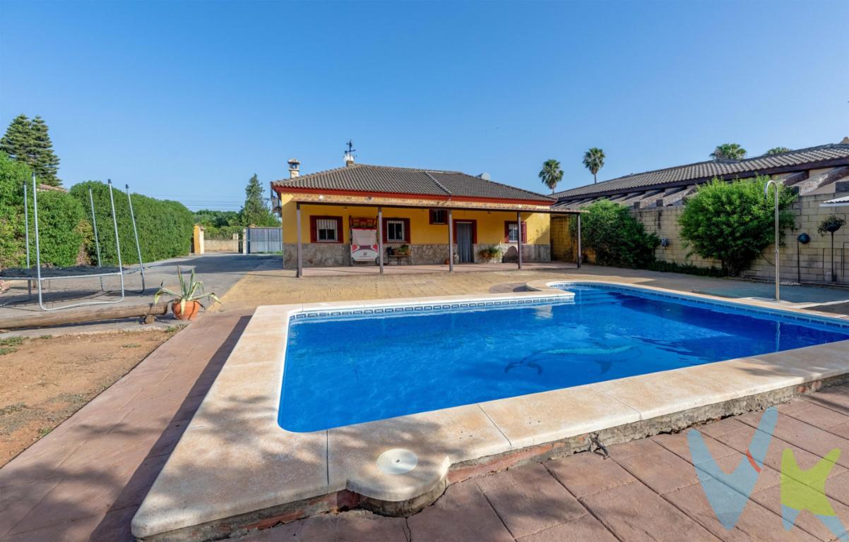 PRECIO DE VENTA: 245.000€ + GASTOS. Magnífica casa de campo en Tarazona (La Rinconada), ideal para disfrutar de la tranquilidad y la naturaleza. La vivienda se encuentra sobre una amplia parcela de 1.328 m², diseñada para disfrutar al máximo del exterior. Dispone de una fantástica piscina de 39 m², una acogedora zona de barbacoa, porche delantero y trasero, cuarto para almacenamiento de materiales, cuarto de la depuradora de la piscina y pozo, ofreciendo todas las comodidades para el día a día. La casa cuenta con 179 m² construidos, distribuidos cómodamente en una sola planta. En su interior encontramos tres amplios dormitorios, un luminoso salón equipado con chimenea de pellets, cocina totalmente equipada y un baño completo. Pensando en el confort durante todo el año, todas las habitaciones disponen de aire acondicionado tipo split. Además, la vivienda incorpora 7 placas fotovoltaicas, lo que permite un importante ahorro energético y una mayor eficiencia. Una propiedad perfecta tanto como residencia habitual como para disfrutar de fines de semana y vacaciones, rodeada de un entorno tranquilo y con espacio suficiente para toda la familia. En cumplimiento de las obligaciones de información previstas en la Ley 10/2025, de 28 de diciembre, de servicios de atención a la clientela y transparencia, así como en la normativa sectorial vigente, se hace constar que el precio indicado no incluye los gastos e impuestos inherentes a la adquisición, los cuales se desglosan a continuación:. •	Impuesto sobre Transmisiones Patrimoniales (ITP): Se aplicará el tipo impositivo vigente en la Comunidad Autónoma de Andalucía (generalmente el 7% (17.150€), sin perjuicio de tipos reducidos del 3,5%, 1,2% o 1% aplicables según las circunstancias personales del comprador o las características del inmueble). El impuesto se devenga sobre el Valor de Referencia de Catastro o el precio de venta, aquel que resulte superior. •	Gastos de Notaría: Los honorarios notariales se calcularán conforme al arancel oficial regulado en el Anexo I, del Real Decreto 1426/1989, de 17 de noviembre, por el que se aprueba el arancel Notarial. •	Gastos de Registro: La inscripción en el Registro de la Propiedad se facturará según el arancel oficial establecido en el ANEXO I, del Real Decreto 1427/1989, de 17 de noviembre, por el que se aprueba el arancel Notarial. •	Gastos de Gestión (Gestoría): Los honorarios por la tramitación administrativa, liquidación de impuestos e inscripción registral ascienden aproximadamente a [545] € (IVA incluido). •	Honorarios Agencia del Vendedor: incluidos en el PVP. •	Honorarios Agencia del comprador: La agencia prestará los servicios de información, asesoramiento y acompañamiento previstos en el Encargo de Servicios y en el D.I.A. Si solicita servicios adicionales o personalizados, sus honorarios serán informados previamente, de forma individualizada y por escrito, conforme a la libertad de pactos y a la normativa vigente. NO VINCULADOS AL PRECIO DE COMPRA. Para una información exhaustiva sobre el funcionamiento, tipos impositivos y bonificaciones del ITP en Andalucía, puede consultar el portal oficial de la Agencia Tributaria de la Junta de Andalucía en el siguiente enlace:. https://www.juntadeandalucia.es/organismos/economiahaciendayfondoseuropeos/areas/tributos-juego/tributos/paginas/impuestos-cedidos-transmisiones.html; . Documento D. I. A. a disposición del consumidor según Decreto 218/2005 Junta de. Andalucía.