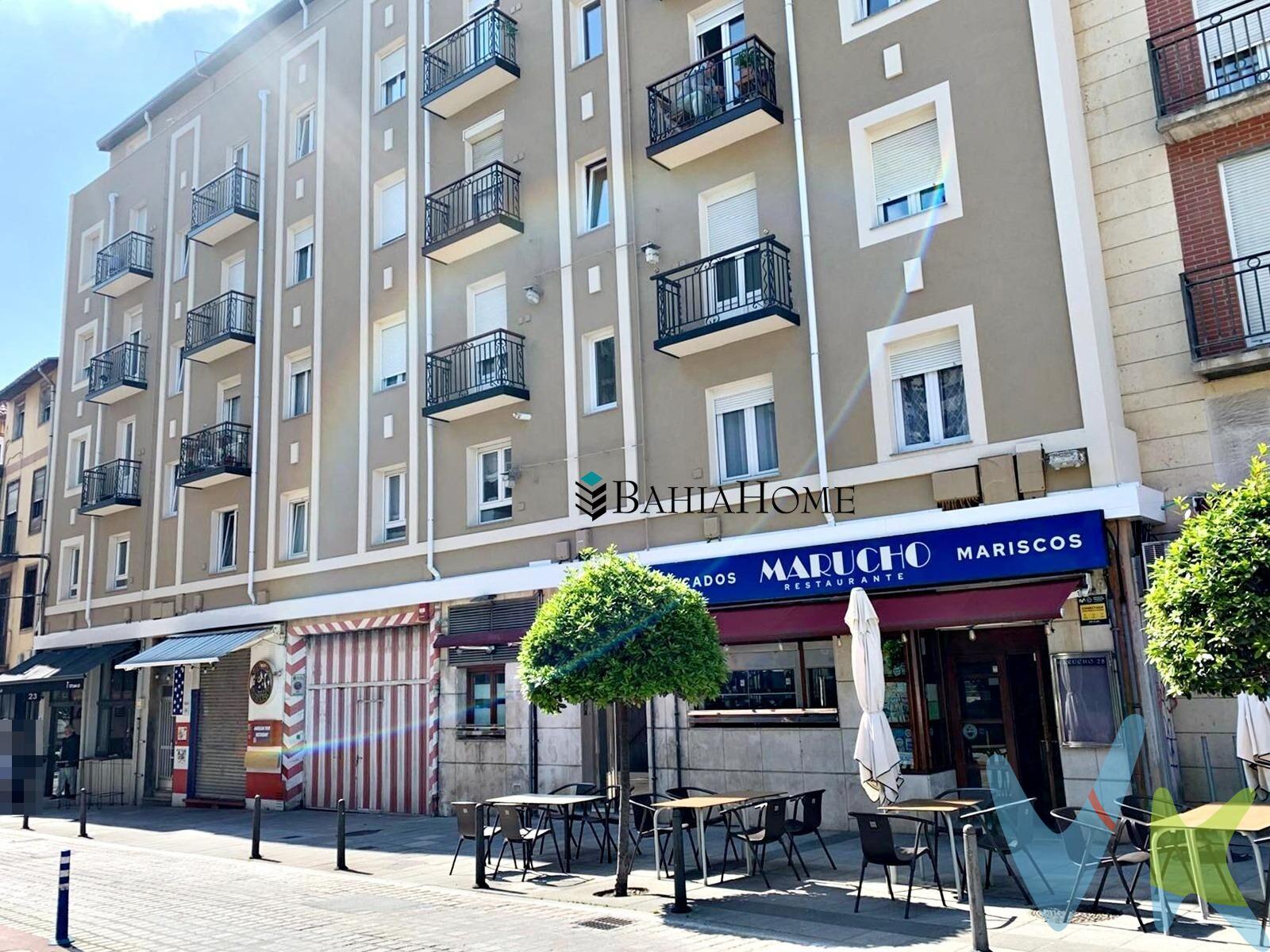 🅿️ Plaza de garaje en venta en la calle Tetuán. COMODIDAD Y SEGURIDAD EN PLENO CENTRO DE SANTANDER. ¿Cansado de buscar aparcamiento en una de las zonas más transitadas de Santander? Esta es tu oportunidad. . Se vende plaza de garaje en propiedad en la calle Tetuán, una ubicación estratégica entre el centro de la ciudad, el Paseo Pereda y las principales playas de la ciudad. IDEAL PARA:. 👥 Residentes del centro de Santander que buscan comodidad diaria. 💼 Trabajadores en la zona que desean evitar la zona azul. 🏖️ Propietarios de segunda residencia que visitan la ciudad con frecuencia. 💰Inversores que buscan una opción de rentabilidad con alta demanda de alquiler. CARACTERÍSTICAS:. ✅ Ideal para coche alto tipo SUV. ✅ Acceso cómodo y fácil maniobra. ✅ Puerta automática. ✅ Tejado renovado recientemente. ✅ Edificio con buen mantenimiento. ✅ Entrada directa desde la calle Tetuán. SERVICIOS CERCANOS:. 🏥 Farmacias, supermercados y bancos. 🏢 Oficinas y comercios del centro de Santander. 🚌 Paradas de autobús y fácil acceso a transporte público. 🏫 Colegios y academias en las inmediaciones. LUGARÉS DE INTERÉS:. 🌊 Paseo Pereda y la bahía de Santander. 🍴 Zona de restaurantes y bares de Tetuán, conocida por su ambiente marinero. 🏖️ Playa de Los Peligros y Playa de La Magdalena a pocos minutos. 🎭 Centro Botín y Jardines de Pereda. 🚢 Embarcadero para travesías por la bahía. No dejes pasar esta oportunidad de asegurar tu espacio en una de las zonas más demandadas de la ciudad. 📞¡Llámanos y agenda tu visita sin compromiso!