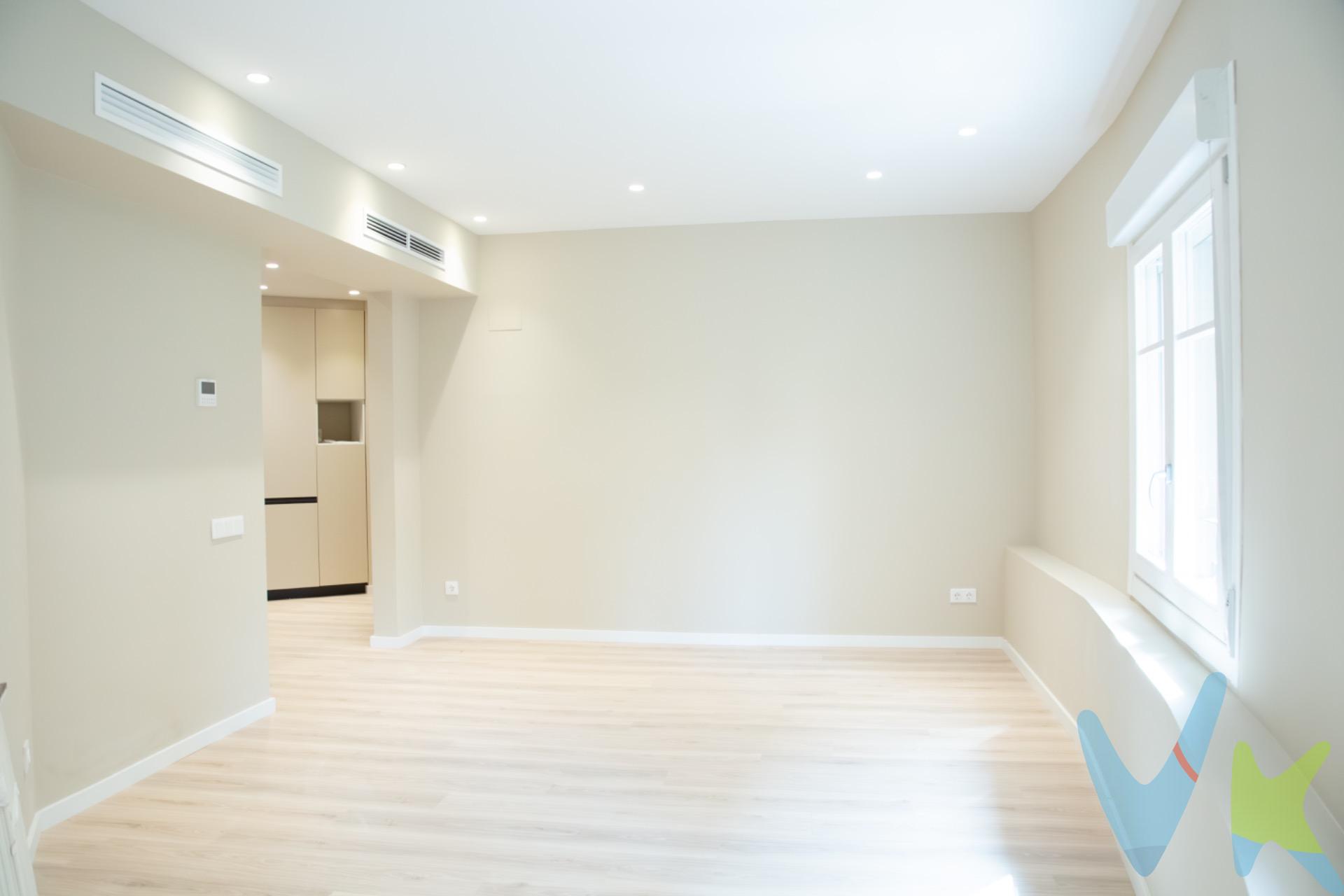 . Te presentamos este acogedor piso recién reformado, listo para estrenar y disfrutar desde el primer día. Situado en una planta entresuelo, con altura real de primera planta, ofrece la comodidad del fácil acceso sin renunciar a la privacidad y la luz natural. La vivienda dispone de dos habitaciones, un baño completo y una agradable zona de día que integra salón, comedor y cocina abierta completamente equipada con electrodomésticos nuevos. La reforma, recién terminada, se ha realizado con materiales de calidad y cuidando cada detalle, creando un hogar funcional, moderno y con un ambiente cálido y confortable. Ubicado entre los barrios de Gràcia y Sant Gervasi, disfrutarás de un entorno lleno de vida, con calles tranquilas, pequeños comercios, cafeterías con encanto y una excelente conexión con el resto de la ciudad mediante metro, autobuses y ferrocarril. Una vivienda ideal para quienes buscan un hogar moderno en un barrio con carácter, o para quienes desean invertir en una zona con alta demanda y excelente calidad de vida.