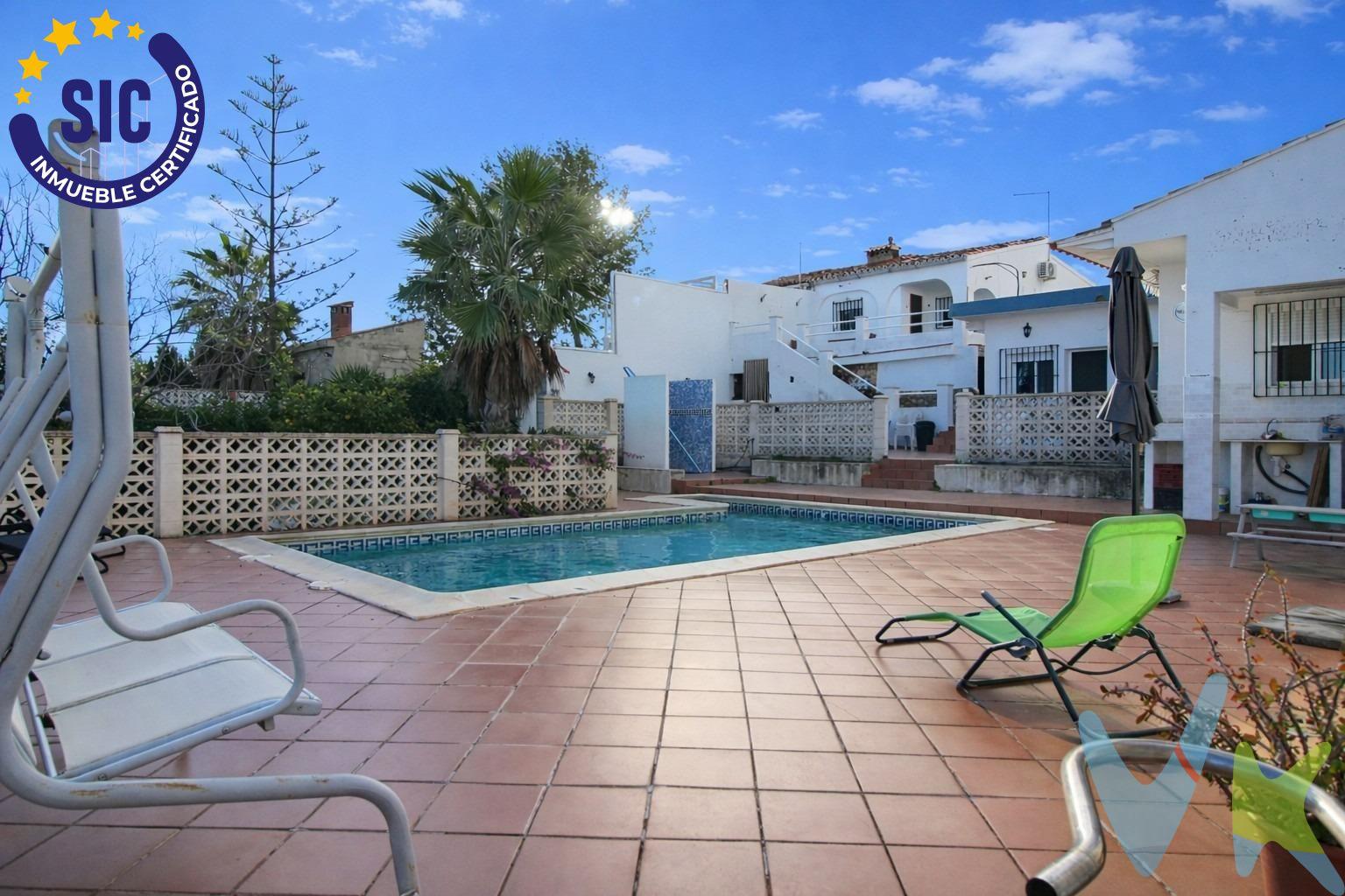 Descubre este encantador chalet ubicado en la urbanización Nuestra Señora de la Asunción, un entorno ideal para disfrutar de tranquilidad y comodidad. La vivienda principal, con una superficie construida de 84 m² sobre una generosa parcela de 803 m², dispone de 2 dormitorios dobles, salón comedor, cocina y baño completo. Se encuentra semi reformada y orientada al noroeste, lo que le proporciona una agradable luminosidad natural durante gran parte del día. Además, la propiedad cuenta con una casa de invitados independiente situada junto a la zona de piscina, que ofrece 2 dormitorios adicionales, baño completo y cocina propia. Un espacio perfecto para familiares, invitados, teletrabajo o incluso como zona independiente dentro de la parcela. El exterior es igualmente atractivo: podrás relajarte junto a tu propia piscina mientras disfrutas del aire libre rodeado de árboles frutales que brindan sombra esencial en verano. La parcela ofrece amplitud, privacidad y múltiples posibilidades de disfrute. Dispone también de parking privado y trastero. Situada a solo 36 km del mar Mediterráneo, combina lo mejor del entorno natural con una buena conexión a servicios, colegios y zonas comerciales, además de áreas recreativas ideales para actividades al aire libre. En definitiva, una propiedad que ofrece vivienda principal + espacio independiente adicional, perfecta para quienes buscan amplitud, privacidad y versatilidad en un entorno tranquilo. Entra en nuestro tour virtual y disfruta del recorrido:. https://my.matterport.com/show/?m=ZDmaEat. Los datos e información contenida en este anuncio no son vinculantes sino meramente informativos, la oferta está sujeta a cambios de precio, textos, fotos o cualquier otro contenido inesperado, la inmobiliaria se reserva el poder de modificarlo en cualquier momento. La venta de esta vivienda se gestiona mediante contrato de EXCLUSIVA COMPARTIDA por lo que se trabaja con más de 150 Inmobiliarias. Los gastos de la venta tales como notaría, registro y honorarios no están incluidos en el precio. . 