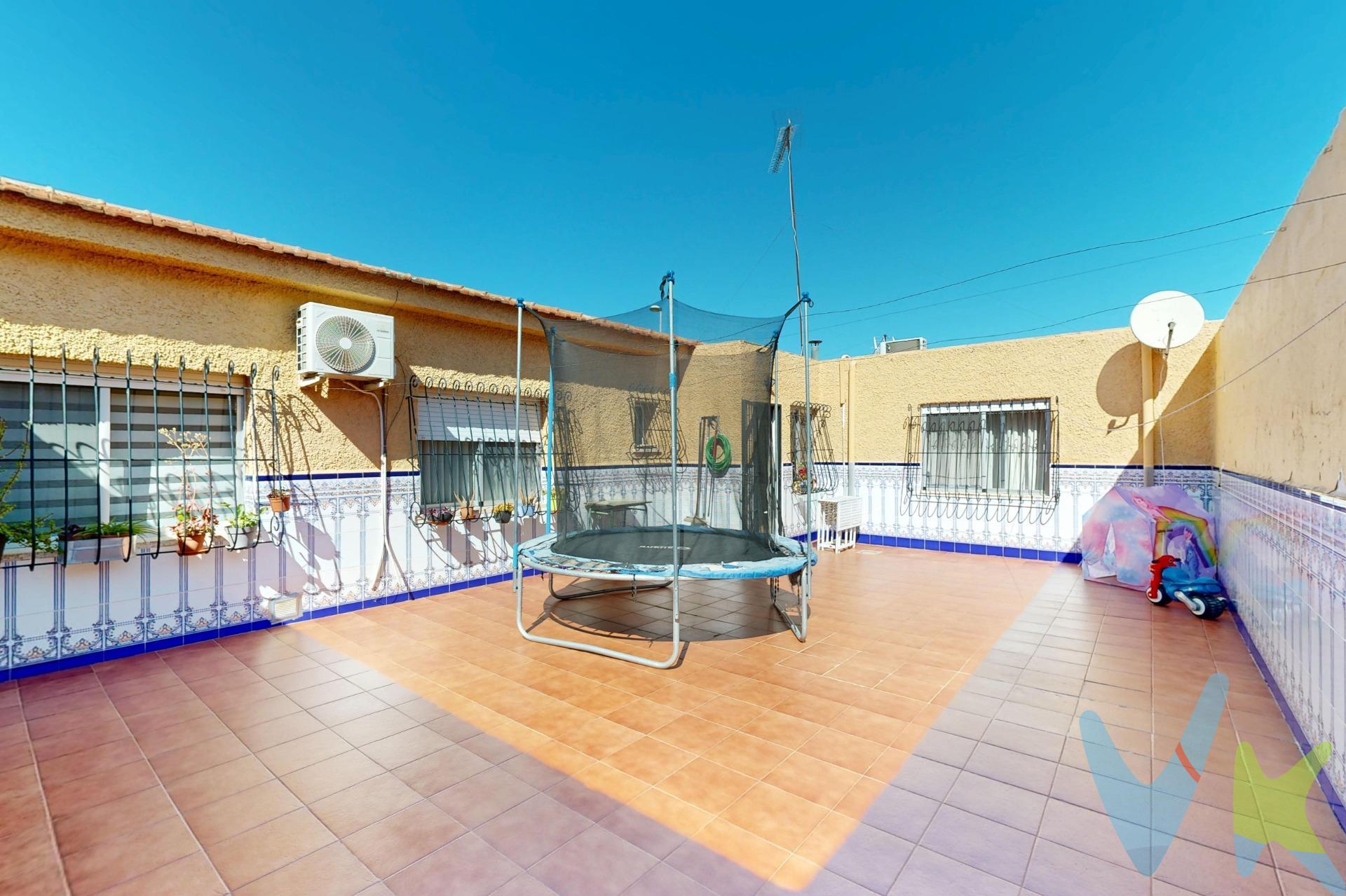 Descubre esta ESPECTACULAR planta baja ubicada en Pozo Estrecho, lista para entrar a vivir. Esta vivienda destaca por su ubicación privilegiada, donde la tranquilidad se convierte en un estilo de vida gracias al entorno sereno que la rodea. La luminosidad inunda todos sus espacios debido a una excelente orientación y distribución eficiente. Uno de los principales atractivos es el amplio patio privado, ideal para disfrutar momentos inolvidables con familiares y amigos; incluso puedes considerar instalar tu propia piscina particular para combatir el calor del verano. Además, cuenta con tres amplios dormitorios perfectos para acomodar cómodamente a toda la familia o como espacio adicional según tus necesidades. El cuarto de baño completo está equipado con placa de ducha, mientras que la cocina amueblada ofrece comodidad y practicidad al momento de cocinar deliciosas comidas caseras. Por último, el acogedor salón-comedor junto con una salita adicional proporcionan múltiples opciones tanto para relajarse como socializar; todo ello diseñado pensando en tu bienestar diario, además de un amplio atrio de entrada donde colocar tus plantas y por ultimo una cochera particular con puerta automática donde guardar tu vehículo sin complicaciones. Para finalizar, queremos ofrecerte una experiencia inmobiliaria basada en calidad, cercanía y profesionalidad. Al contactar con nosotros, actuaremos como intermediarios, evitando molestias a la propiedad y acompañándote en todo el proceso, facilitándote la información y documentación necesarias para una compra cómoda y sin complicaciones. A continuación, te informamos de los gastos de compra no incluidos en el precio, para garantizar un proceso claro y tranquilo:. PVP: 330.000€. No incluye gastos, impuestos y demás gastos que legalmente correspondan al comprador: ITP del 7,75% con carácter general; existen excepciones según normativa aplicable (1). Base imponible el mayor valor entre el precio de venta o el valor referencia catastral. Gastos Notaría y Registro: 1.850€ aprox. según complejidad y aranceles vigentes (2). Financiación: gastos de hipoteca, tasación y gastos bancarios a cargo del comprador, según su necesidad y elección. Servicio doble de intermediación: Honorarios inmobiliaria a cargo del comprador: 3% precio final, más IVA (21%), salvo acuerdo contrario tras negociación, no incluidos en PVP. Operación y condiciones de compraventa sujeta a aceptación expresa del vendedor. Para acceder a información y documentación legalmente exigible por el consumidor: gesprocasa.es/consumidor. (1) Para una información exhaustiva sobre el funcionamiento, tipos impositivos y bonificaciones del ITP en la Región de Murcia, puedes consultar el portal oficial de la Agencia Tributaria Autonómica en el siguiente enlace: agenciatributaria.carm.es/ITPAJD. (2) Tarifas notariales y registrales reguladas en Anexo I Del Real Decreto 1426/1989 y, Anexo I Del Real Decreto 1427/1989, respectivamente. 