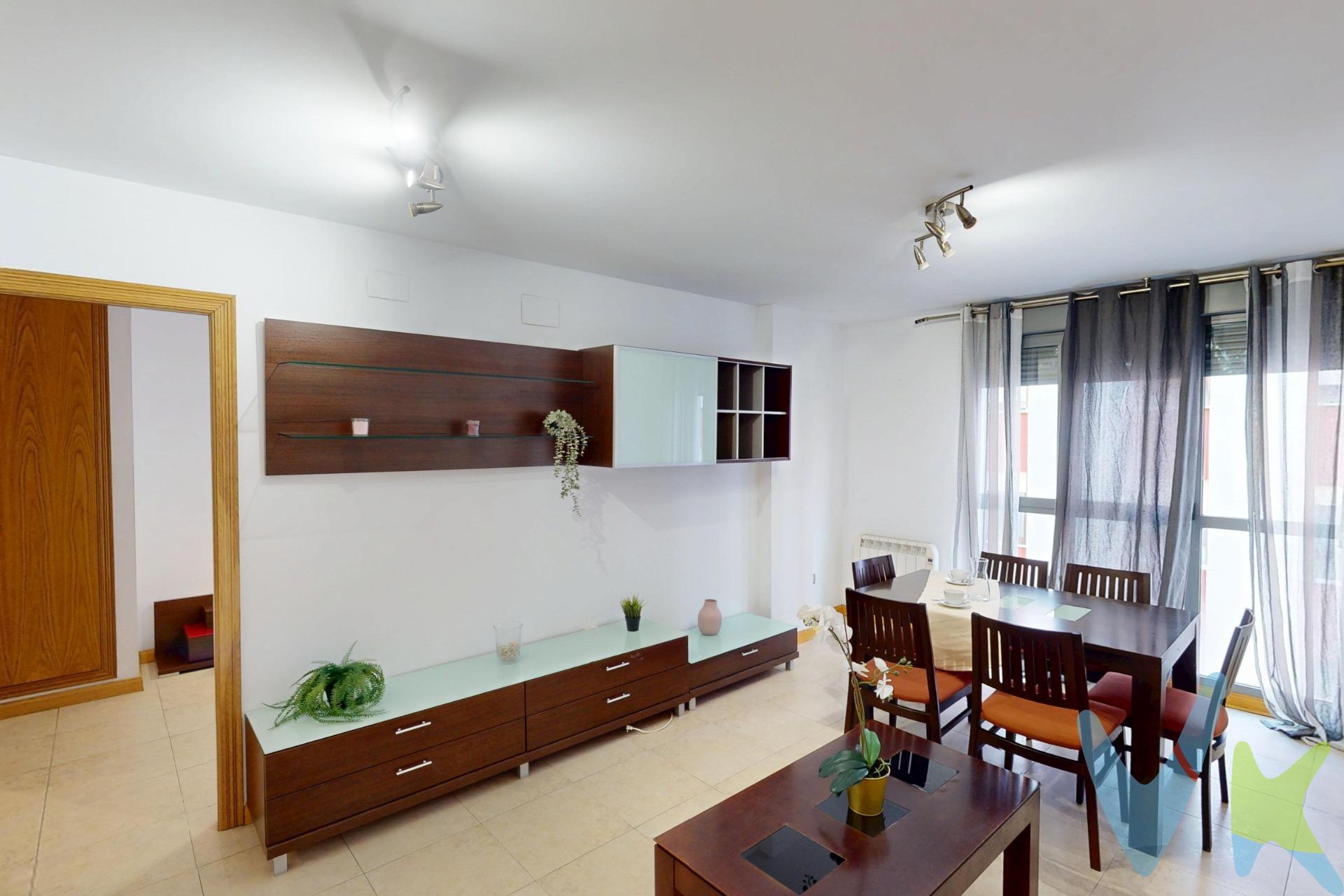 Presentamos un acogedor estudio situado en una de las mejores zonas del sur de Castellón, ideal para quienes buscan comodidad y funcionalidad. Esta vivienda cuenta con un área total de 50.59 m2, distribuidos eficientemente para maximizar el espacio. El amplio comedor-salón ofrece un ambiente luminoso perfecto para relajarse o recibir visitas. La cocina está diseñada con pasa platos al salón, facilitando la interacción entre ambos espacios mientras se disfrutan deliciosas comidas caseras. Asimismo, dispone de un dormitorio independiente que abarca aproximadamente 13 m2 y incluye armario empotrado, brindando amplias posibilidades de almacenamiento sin sacrificar estilo ni confort. Completa el inmueble un baño completo equipado con bañera que asegura privacidad y bienestar diario. Su atractivo adicional radica en la inclusión dentro del precio tanto de una plaza privada de garaje como también un práctico trastero ubicado directamente en la misma finca :una opción inmejorable para optimizar su organización personal. Se vende con muebles y electrodomésticos. Sin duda alguna, se trata de una propiedad que combina eficiencia habitacional con accesibilidad a servicios esenciales, y resulta ser una excelente oportunidad ya sea como para primera residencia o inversión.