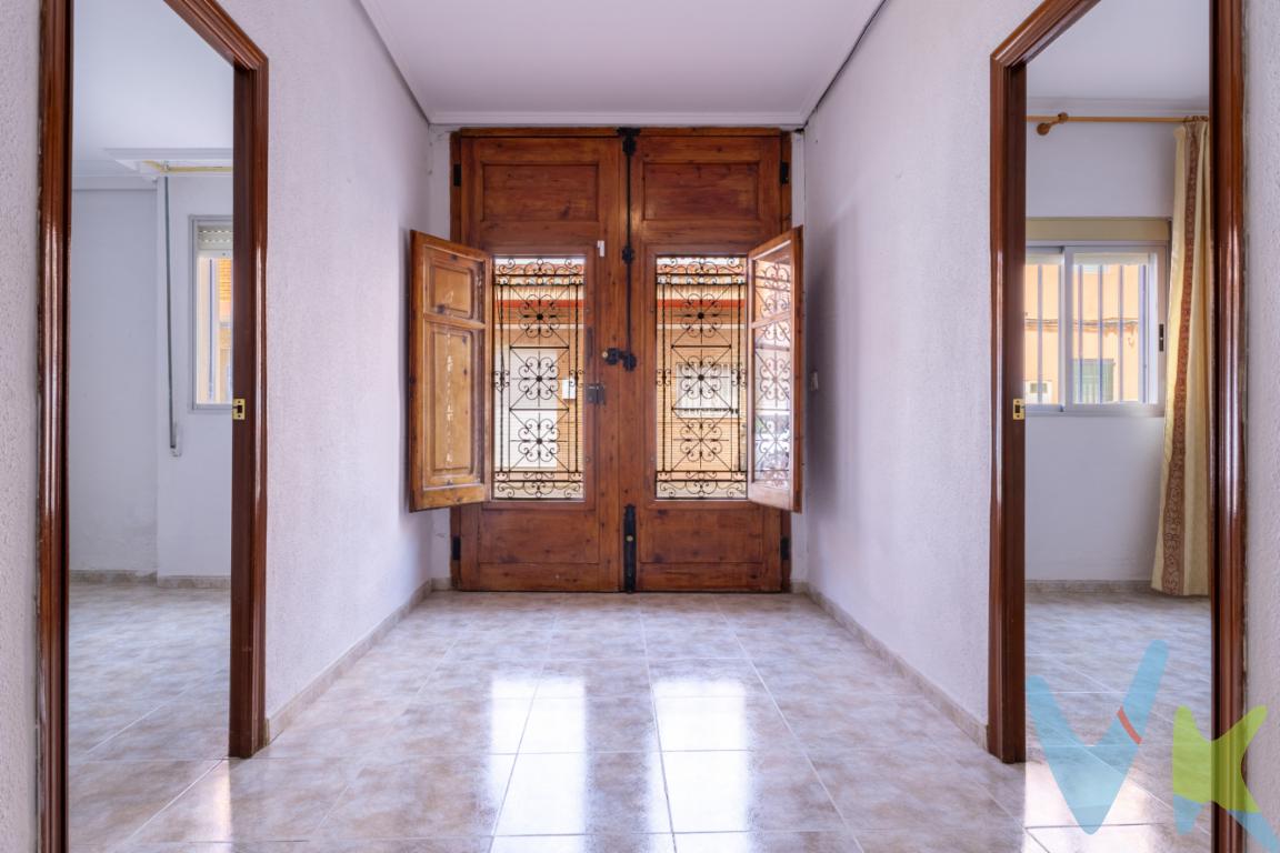 Te presentamos una magnífica casa independiente situada en una de las zonas más demandadas de Puçol. Esta propiedad, que se encuentra en venta, representa la opción perfecta para quienes buscan espacio, comodidad y una ubicación estratégica. Con tres amplias habitaciones, esta casa está diseñada para ofrecer el máximo confort a sus ocupantes. Ya que toda la vivienda está en planta baja. Salvo un gran trastero de 26 metros en la parte alta y salida a una terraza de 85 metros. Al entrar en la casa, serás recibido por una atmósfera acogedora, gracias a los detalles cuidadosamente seleccionados que aportan calidez y estilo a cada rincón. Doble puerta de madera con dos hojas , habitaciones a los lados , para llegar al comedor con una tercera habitación y salida directa al patio interior de 25 metros  con su paellero , creando un espacio muy amplio para pasar en compañía de amigos y familiares veladas interminables a la luz de la luna , en nuestro hogar. Espacios amplios y bien iluminados garantizan que cada habitación se sienta como un refugio privado, mientras que el diseño abierto de la sala de estar permite una fácil interacción . Además, la cocina,  invita a preparar deliciosas comidas y disfrutar de cada momento culinario en una zona interior más discreta , con una chimenea para poder asar o  \" torrar \" directamente desde  el interior de la cocina.Esta propiedad destaca también por su excelente ubicación. Muy bien comunicada, a través de la ronda Norte de Puçol o  para acceder  a las salidas de la población.  cuenta con acceso cercano a servicios de transporte público, lo que facilita la movilidad diaria. La cercanía de una estación de tren y paradas de autobús proporciona eficiencia y rapidez a tus desplazamientos, permitiéndote llegar a Valencia o cualquier otro destino rápidamente.Para quienes valoran el espacio adicional, el trastero  de 26 metros en la planta superior ,es un recurso indispensable que ofrece soluciones de almacenamiento eficientes sin comprometer la estética del hogar. Ideal para guardar desde bicicletas hasta objetos de temporada, este espacio resulta ser una ventaja significativa para cualquier familia.La zona de Puçol es conocida por su entorno tranquilo, con acceso a todos los servicios esenciales como supermercados, colegios y áreas deportivas. A pocos minutos del centro de la ciudad, tu vida diaria tendrá el equilibrio perfecto entre tranquilidad y conveniencia. Un ambiente residencial acogedor y una comunidad sólida hacen de esta área un lugar en el que todos desean vivir.  Por otra parte la playa de Puçol a  pocos kilómetros de la población y con un paseo marítimo de 4 kilómetros , hacen de L\'Horta Nord un lugar ideal para vivir, sin renunciar a nada y con todo tipo de servicios , centro Salud, Polideportivo , piscina,asociaciones de todo tipo, cine , teatro. Puçol con sus más de 20.000 habitantes se ha consolidado como un lugar completo para vivir Cualquier detalle ha sido pensado para que disfrutes de una calidad de vida excepcional. La combinación de la ubicación privilegiada, el diseño funcional y la disposición generosa de esta casa hacen que la visita sea una necesidad para entender completamente lo que esta propiedad puede ofrecer. Ya sea para un desayuno relajante o una tarde de barbacoa, el patio es el lugar ideal para disfrutar del clima mediterráneo.Invitamos a todos los interesados a visitar esta maravillosa propiedad. Su combinación de características y ubicación hacen que esta casa sea verdaderamente especial. No dejes pasar la oportunidad de explorar lo que podría ser tu nuevo hogar. Cada visita desvelará nuevos rincones que te harán enamorarte más de esta vibrante propiedad. ¡Te esperamos para mostrarte todos los encantos que tiene para ofrecer!El precio indicado no incluye gastos ni otros conceptos. A tal efecto, se informa que al referido precio habrá que añadirle los gastos propios de la transmisión inmobiliaria, entre los que cabe enumerar los siguientes: honorarios notariales, impuesto al que se encuentre sujeta la transmisión , (Impuesto sobre el Valor Añadido o Impuesto sobre Transmisiones Patrimoniales y Actos Jurídicos Documentados, según el caso), gastos de inscripción en el Registro de la Propiedad.Por mandato expreso del propietario, comercializamos este inmueble en exclusiva, por lo que garantizamos un servicio de calidad, un trato fácil, sencillo y sin interferencias de terceros. Por este motivo, se ruega no molestar al propietario, a los ocupantes de la propiedad, a los vecinos, o conserjes del edificio o urbanización si los hubiera. Muchas gracias por su comprensión. Si usted es agencia inmobiliaria y tiene un cliente para este inmueble, llámenos, estaremos encantados de colaborar en esta y otras operaciones.Este inmueble se vende en cuerpo cierto y las medidas expuestas en el anuncio son aproximadas. 