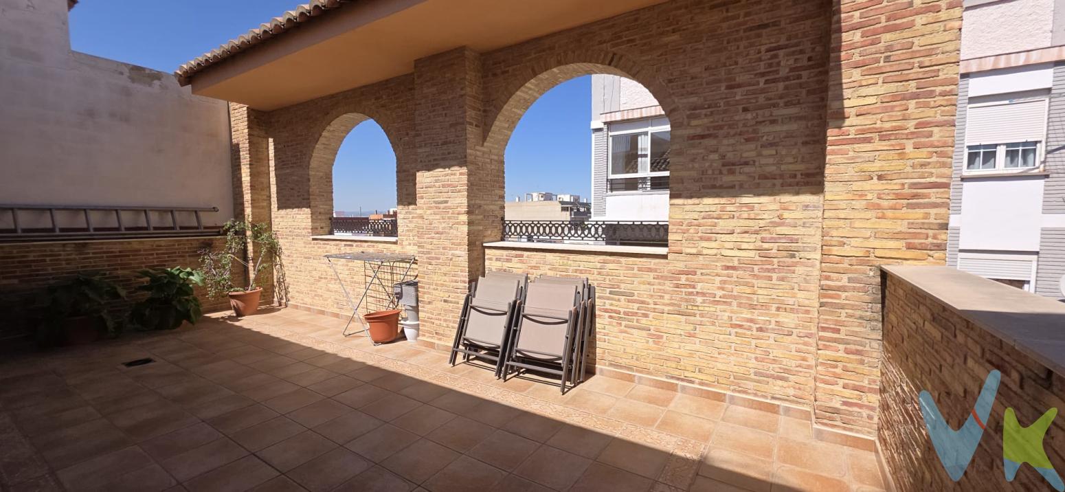 PRIMER GRUPO VIVIENDIA dispone de la vivienda que busca en la zona de El Alborgí, Paterna. Con una construcción imponente de 433 metros cuadrados, esta residencia es la elección perfecta para aquellos que valoran el espacio y la comodidad. La propiedad data de 2006, lo que garantiza una construcción moderna y de alta calidad.Al entrar, encontrará un amplio recibidor que da la bienvenida a los visitantes y conduce a las distintas áreas de la vivienda. Cuenta con cuatro luminosas habitaciones que ofrecen el espacio ideal para familias de cualquier tamaño. Cada habitación ha sido diseñada pensando en el confort y la privacidad, lo que garantiza una estancia agradable para cada miembro de la familia.  Además, dispone de SUELO RADIANTE en toda la vivienda lo que añade confort extra.La casa dispone de SÓTANO con BODEGA lo que lo convierte en un espacio multifuncional para el disfrute de cualquier actividad. Uno de los grandes atractivos de esta propiedad es la inclusión de un amplio  garaje, proporcionando un espacio seguro para varios vehículos. Esto no solo añade valor a la propiedad, sino que también ofrece tranquilidad y conveniencia, especialmente en una zona con alta demanda de aparcamiento.El edificio cuenta con ASCENSOR, lo que facilita el acceso a  la casa y resulta especialmente útil para personas con movilidad reducida. Además, la casa incluye un balcón que ofrece vistas agradables y ofrece un espacio adicional para disfrutar del aire libre sin salir de casa. La vivienda cuenta con dos amplias terrazas, una de ellas se accede desde la cocina y la otra con vistas a la calle donde se puede disfrutar de agradables veladas con familia o amigos.Ubicada estratégicamente cerca de paradas de autobús, esta casa ofrece excelentes conexiones con los servicios públicos, lo que es ideal para quienes necesitan trasladarse a diario. La proximidad a las paradas de autobús hace que sea sencillo disfrutar de todo lo que la ciudad tiene para ofrecer sin necesidad de desplazarse en coche.La estructura exterior de la casa se combina armoniosamente con su entorno, ofreciendo una estética atractiva que no pasará desapercibida. Las áreas comunes de la vivienda están diseñadas para ofrecer un ambiente de paz y serenidad, proporcionando un refugio perfecto del ajetreo diario.Invitamos a potenciales compradores a visitar esta impresionante propiedad para experimentar de primera mano todo lo que tiene por ofrecer. Las amplias dimensiones, las comodidades modernas y la ubicación estratégica hacen de esta casa una inversión excepcional.No pierda la oportunidad de adquirir una casa que cumple con todas sus expectativas. Tanto si busca un nuevo hogar para su familia como una inversión de calidad, esta propiedad en El Alborgí, Paterna, tiene todo lo necesario para satisfacer sus deseos.Contáctenos para agendar una visita y descubrir personalmente esta maravillosa residencia. Nuestros agentes estarán encantados de responder a todas sus preguntas y ayudarle en su proceso de compra. Esperamos mostrarle las múltiples ventajas que esta casa ofrece para convertirse en el hogar de sus sueños.La venta de esta propiedad se gestiona mediante contrato de MULTIEXCLUSIVA, donde más de 400 agencias colaboradoras tienen la ventaja de poder ofrecer a sus potenciales arrendatarios esta vivienda, lo que le garantiza un servicio de calidad, un trato fácil, sencillo y sin interferencias de terceros. Por este motivo, se ruega no molestar al propietario, a los ocupantes de la propiedad, a los vecinos o conserjes del edificio o urbanización si los hubiera. El precio no incluye gastos de notaría, gestoría y registro de la propiedad, que se concretarán según su arancel profesional; los impuestos aplicables, a determinar según su normativa específica; los gastos de financiación, en su caso; ni los gastos de agencia inmobiliaria en las condiciones que se pacten con ésta. 