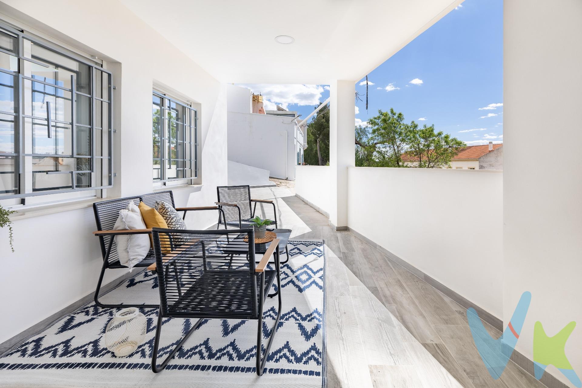 ¿Alguna vez has entrado en una casa y has pensado: "¿Este podría ser mi hogar?". Espero poder transmitirte todas las maravillas de esta casa que promete bonitos atardeceres ¿Empezamos?. Es una nueva construcción, finalizada en Enero de 2025. Tendrás un lienzo en blanco para decorarla y darle ese toque personal que más refleje tu estilo. Al entrar en la casa, descubrimos un amplio salón-comedor desde donde se puede apreciar perfectamente la distribución de toda la vivienda. A la izquierda, encontramos una habitación doble con un gran ventanal que ofrece unas vistas espectaculares al pueblo y a la montaña. El dormitorio principal, también ubicado en el lado izquierdo, cuenta con un baño en suite y una estancia diseñada para instalar un cómodo y práctico vestidor. Desde el salón accedemos al segundo baño completo, diseñado para ofrecer comodidad y funcionalidad. La cocina, situada junto a la zona del comedor, es amplia y luminosa, con acceso directo al patio trasero. Desde el salón, un pequeño pasillo nos conduce a otra amplia habitación doble, con armario empotrado, y a las escaleras que suben a la buhardilla y a la terraza. El patio trasero de la casa, al que se accede directamente desde la cocina, rodea prácticamente toda la vivienda. Este rincón es ideal para instalar una zona de barbacoa, un comedor al aire libre o cualquier otro proyecto. La buhardilla es un espacio lleno de posibilidades, con acceso directo a la terraza. Este área ofrece un sinfín de opciones para adaptarla a tus necesidades: puede convertirse en un despacho ideal para trabajar en casa, en una zona de juegos para los más pequeños, o incluso en un nuevo dormitorio. La carpintería exterior es de PVC Climalít, lo que garantiza un excelente aislamiento. Cuenta con aire acondicionado y calefacción por conductos, lo que garantiza un confort ideal durante todo el año. Además, la propiedad ha sido equipada con una instalación de fontanería nueva y una instalación eléctrica completamente renovada,. Si no conoces el pueblo, déjame decirte que pasear por sus calles es un auténtico lujo. El centro conserva casas señoriales en perfecto estado, y la famosa calle de La Acequia es una visita obligada por su encanto y carácter histórico. Su ubicación en la comarca de Los Serranos la hace aún más interesante. La cercanía a otros pueblos de gran interés turístico como Chulilla, Chera o Bugarra la convierte en una opción muy atractiva para una alta rentabilidad como alojamiento turístico. Además, está rodeada de una naturaleza agreste que invita a la aventura. Es perfecta para realizar rutas de senderismo y practicar deportes de aventura en lugares tan emblemáticos como el Alto Turia, el Sabinar de Alpuente, la Sierra del Negrete o el Barranco Lucía. En Pedralba disfrutarás de una gran calidad de vida, con una buena oferta de servicios. El municipio cuenta con colegios públicos como el CEIP Pedralba. Además, en las cercanías encontrarás otros centros educativos, tanto públicos como privados. Tendrás acceso a centros de salud y comercios locales, como supermercados, panaderías y tiendas de conveniencia. Pedralba está comunicado con líneas de autobuses L245B (Valencia - Gestalgar) que conectan con otras localidades cercanas, y con acceso directo a la A-3 que permite llegar fácilmente a Valencia. Si todavía no te has enamorado de esta casa, espera a visitar el Tour Virtual 360º que hemos preparado para ti. ¡No pierdas la oportunidad de conocerla!. 