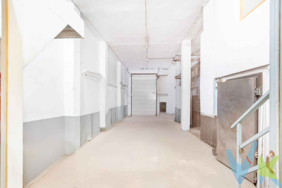  Se presenta una oportunidad única de adquirir un magnífico local comercial en la histórica ciudad de Xàtiva. Situado en una ubicación privilegiada, este espacioso local se ofrece en venta y es el lienzo perfecto para dar vida a tu próximo proyecto empresarial. Con una superficie útil de 147 metros cuadrados y 156 metros cuadrados construidos, este establecimiento es ideal para aquellos que buscan ampliar o comenzar su negocio en una zona con gran potencial.Su construcción data de 1977, pero el local ha sido mantenido en excelentes condiciones, listo para adaptarse a las necesidades contemporáneas. La disposición del espacio es diáfana, lo que permite una personalización total según el tipo de negocio que se desee emprender. Este local es una joya en bruto para quienes desean crear un espacio único y adaptado totalmente a las exigencias de sus clientes.En su interior, se encuentra un aseo, perfectamente adecuado para el confort tanto de los empleados como de los clientes que visiten el local. Las instalaciones eléctricas y de fontanería han sido diseñadas para ofrecer el más alto rendimiento y eficiencia. Además, la alta calidad de los materiales utilizados en la construcción garantiza durabilidad y estabilidad a lo largo del tiempo.Este local se distingue no solo por su amplitud, sino también por la versatilidad que ofrece su ubicación. Situado en la vibrante y culturalmente rica Xàtiva, esta propiedad comercial está en una posición estratégica para atraer a un gran número de visitantes. Las calles que lo rodean son altamente transitadas, lo que genera un flujo constante de peatones y un entorno propicio para cualquier tipo de negocio.Es importante destacar que la fachada del local es amplia, lo que proporcionará una visualización excelente para cualquier tipo de escaparate o publicidad que se quiera implementar. Este aspecto es particularmente ventajoso para negocios que deseen captar la atención al instante, garantizando así un posicionamiento destacado en el mercado local.La inversión en este local no solo es una apuesta segura debido a su ubicación y características, sino que también promete una revalorización a medio y largo plazo, gracias al dinamismo económico de la zona. Xàtiva es una ciudad que combina tradición y modernidad, brindando un entorno idóneo para una amplia gama de actividades comerciales, culturales y de ocio.Aquellos interesados en visitar esta propiedad descubrirán que su potencial va mucho más allá de lo que describen estas palabras. Las visitas a este local se convertirán en la llave para visualizar su potencial real, y será en ese momento cuando su verdadero valor se revele.En conclusión, este local en Xàtiva es una oportunidad excepcional para quienes buscan un espacio amplio y versátil en una de las ciudades con mayor dinamismo comercial de la región. No pierdas la ocasión de visitar este local y experimentar de primera mano las oportunidades que tiene para ofrecer. El espacio ideal para expandir tus horizontes comerciales te está esperando. Actúa con prontitud y programa una visita para apreciar todo lo que este local puede brindarte.__________________  Nuestro servicio con cada uno de nuestros clientes es en exclusividad, por lo que nosotros le garantizamos un servicio de calidad y sencillo sin interferencias de terceros, nuestra inmobiliaria trabaja con exclusividad compartida, por lo que estaremos encantados de colaborar con cualquier agencia o particular que esté interesado en el inmueble. Por ese motivo, se ruega no molestar al propietario o inquilinos de la propiedad. Si usted es un posible cliente o agente inmobiliario, interesado en esta propiedad, no dude en llamarnos a nosotros, estaremos encantados de colaborar. El precio indicado no incluye los honorarios de intermediación inmobiliaria, que deberán ser abonados por el comprador de forma independiente.