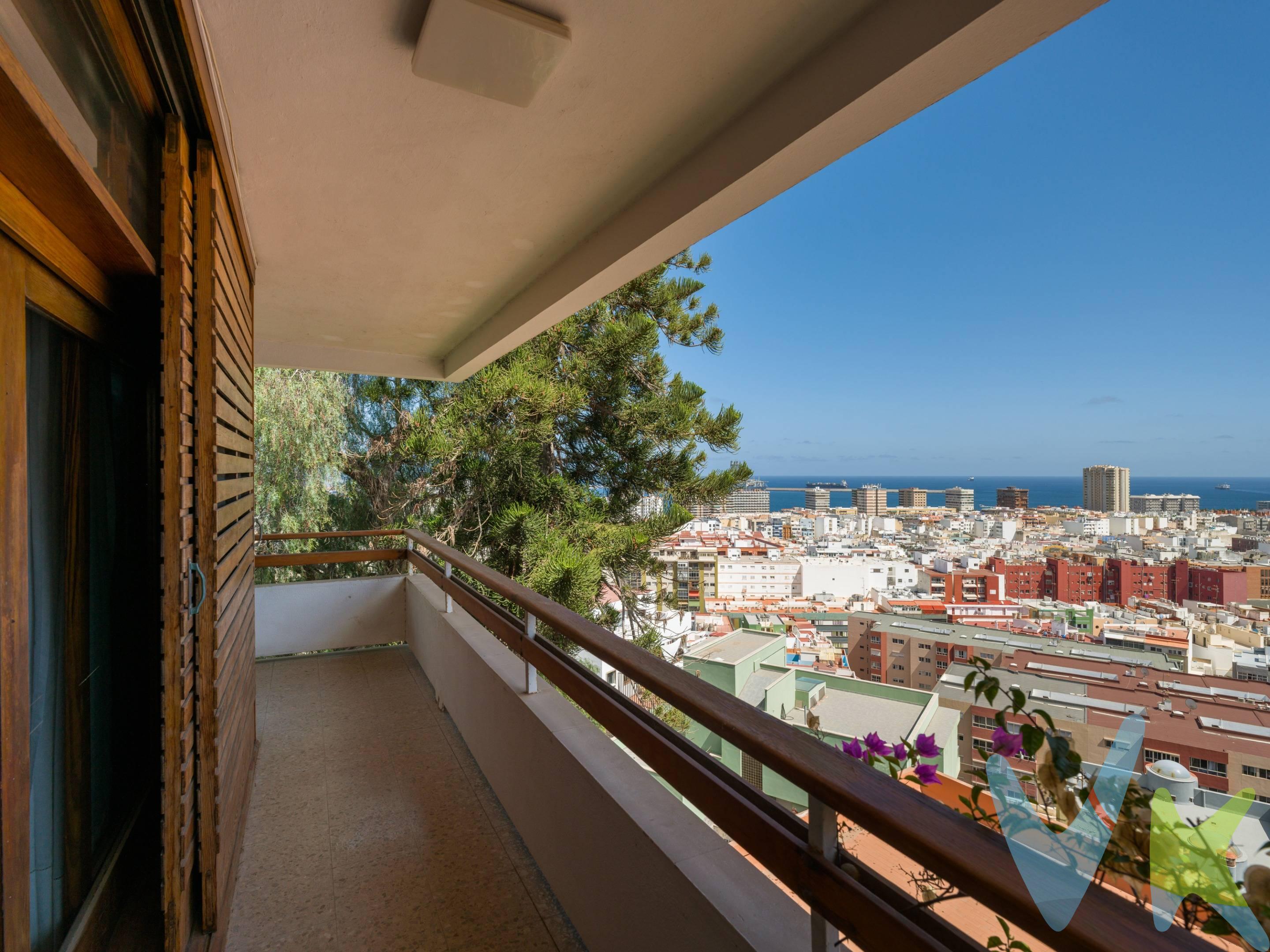 Hay casas que destacan por sus dimensiones y otras por su ubicación. Esta vivienda reúne ambas y añade algo difícil de encontrar en Las Palmas GC: la privacidad de una casa independiente con jardín, amplios espacios exteriores y magníficas vistas abiertas sobre la ciudad y la bahía. Ubicada en el entorno de Paseo de Chil, con acceso desde Paseo de San Antonio, la propiedad disfruta de una posición privilegiada y elevada, a escasos minutos del centro de la ciudad. Cuenta con 542 m² construidos sobre una parcela de 447 m², unas dimensiones excepcionales en la zona. La vivienda se desarrolla en diferentes plantas, comunicadas tanto por escalera como por ascensor interior, un elemento especialmente valioso que aporta comodidad, funcionalidad y permite desplazarse por toda la casa. En su interior encontramos cinco dormitorios, tres baños completos —uno de ellos en suite— y un aseo de cortesía con dos servicios, además de varios salones y zonas de estar, comedor, cocina independiente y numerosos espacios auxiliares. Los grandes ventanales, balcones y terrazas hacen que la luz natural y las vistas sobre Las Palmas y su bahía estén muy presentes en la vivienda, creando una agradable sensación de amplitud y conexión con el exterior. Uno de sus grandes atractivos es, el jardín que rodea buena parte de la casa. Un espacio verde consolidado, con diferentes ambientes donde disfrutar durante todo el año del privilegiado clima de Gran Canaria. Es, además, una vivienda especialmente pensada para disfrutar y compartir. Sus amplios salones, terrazas y zonas ajardinadas ofrecen numerosas posibilidades para organizar comidas, reuniones familiares, encuentros con amigos o celebraciones, manteniendo al mismo tiempo perfectamente diferenciadas las zonas sociales de los espacios más privados de la casa. A ello se suma un amplio garaje con capacidad para varios vehículos, además de zonas de almacenamiento y servicio. Construida en 1974, la propiedad conserva el carácter y numerosos elementos de su arquitectura original y ofrece, al mismo tiempo, un magnífico potencial de actualización para quien desee adaptarla a un estilo más contemporáneo sin renunciar a su personalidad. . Su ubicación permite disfrutar de algo difícil de encontrar en la capital: vivir en una casa independiente, con jardín, amplitud, privacidad y vistas, sin renunciar a la proximidad al centro de Las Palmas de Gran Canaria y a todos sus servicios. Una propiedad con carácter, concebida para disfrutar de los espacios, de la luz, del exterior y de la vida en familia. Una casa para para vivirla, compartirla y hacerla propia.