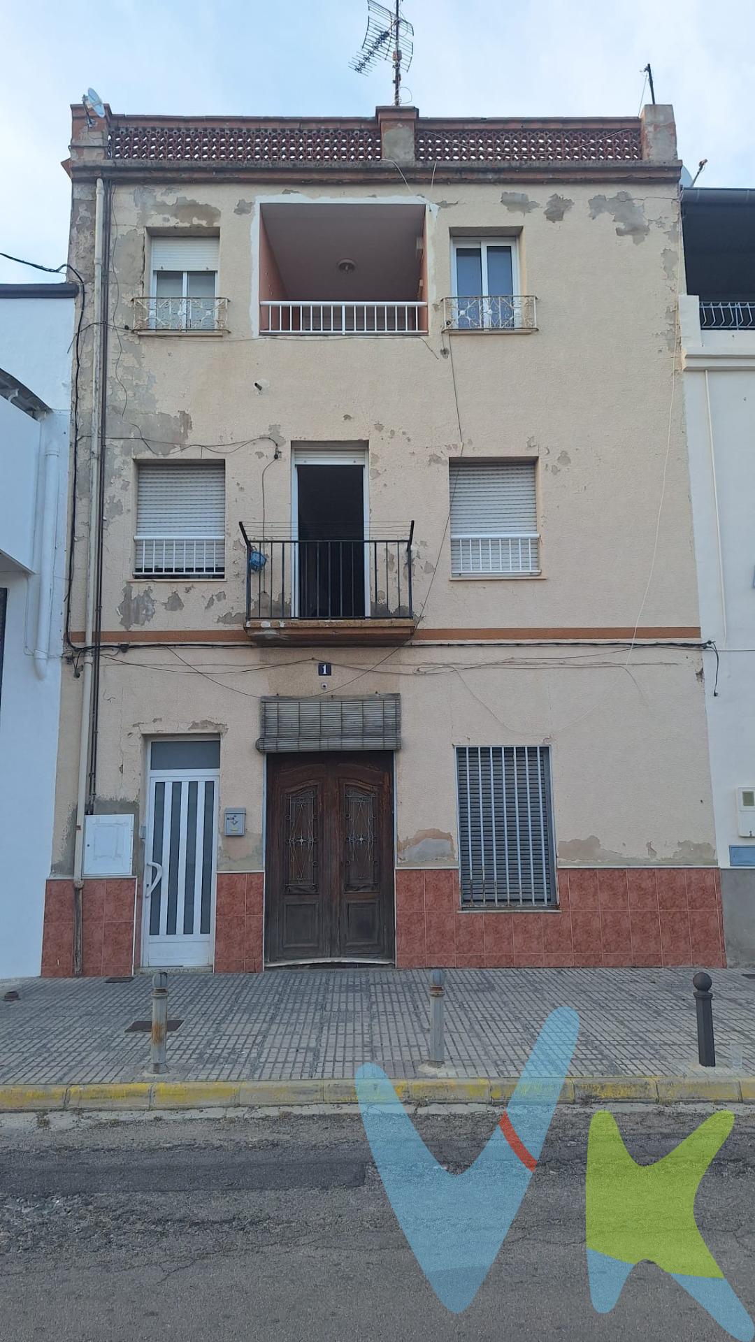 Descubra esta joya oculta en el corazón de Beniarjó, una propiedad que representa una oportunidad de inversión inmejorable o el lienzo perfecto para crear el hogar de sus sueños. Con 116 metros cuadrados de espacio bien distribuido, este inmueble ofrece un potencial tremendo para ser transformado y adaptado a cualquier necesidad. Se trata de puras posibilidades esperando ser materializadas. Características Principales:. Superficie: 116 m2. Dormitorios: Tres (perfectos para familias, invitados o incluso habilitar un despacho). Salón: Amplio y acogedor, destaca por su chimenea funcional, creando un ambiente cálido y perfecto para el invierno. Terraza: Una terracita encantadora que, aunque no es de grandes dimensiones, no le dejará indiferente. Es el rincón ideal para disfrutar de un café por la mañana o una cena tranquila al aire libre. Potencial y Ubicación. Situado en Beniarjó, un municipio tranquilo con fácil acceso a todos los servicios esenciales y a pocos minutos de Gandía y la playa, este inmueble goza de una ubicación privilegiada. Su estructura y distribución lo hacen ideal para una reforma integral que maximice su valor y funcionalidad. ¡No deje pasar esta oportunidad única de inversión y calidad de vida!. VENTA:. PVP 83.000€. Gastos e impuestos no incluidos en el precio. La compra conlleva impuestos y gastos de formalización para el comprador. A título orientativo se informa que en segundas transmisiones el ITP con carácter general en Valencia es del 10%, pudiendo existir otros tipos impositivos atendiendo a las circunstancias personales del comprador u otras circunstancias previstas legalmente. Base imponible del impuesto el mayor valor entre el precio de compraventa, la tasación o el valor de referencia catastral. En cuanto a los gastos de notaría y registro, en su caso, suelen oscilar aprox. entre 1,5% y 2,5% (aranceles variables según precio, n.º de copias y complejidad). El comprador elige notario. Si el comprador precisase de hipoteca: tasación, condiciones y costes bancarios serán según entidad elegida por el comprador, así como los gastos de gestoría, y cualesquiera otros gastos inherentes a la formalización de la compraventa que legalmente correspondan a la parte compradora, salvo pacto expreso en contrario con el vendedor. El consumidor tiene, conforme a la normativa vigente, a su disposición información y documentación adicional relativa al inmueble y condiciones de la compraventa, que podrá ser consultada en C/Joaquín Costa 4, bajo 46005 Valencia o urbe2@remax.es. Honorarios de mediación inmobiliaria a cargo del COMPRADOR: (3.000€ del precio final de venta más IVA (21%), salvo otro pacto.); y de VENDEDOR (según acuerdo con el mismo). Se informa al consumidor que la agencia actúa como intermediaria inmobiliaria en la operación, estando cualquier eventual compraventa y sus condiciones sujeta a la aceptación expresa del propietario-vendedor y a la posterior formalización del correspondiente contrato.