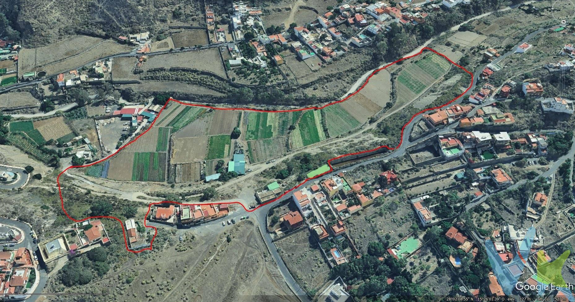 Les presento esta magnífica finca de 66.899m2 según su último certificado topográfico y escrituras perfectamente registradas. Pocas fincas rústicas se ofrecen a la venta que estén en plena producción, teniendo acceso fácil a agua de riego, servicios y comunicaciones. Consta de 5 cadenas completamente llanas, muy bien delimitadas, valladas, con alta en suministros de luz, agua y acceso agua de riego de la zona. La finca rústica destinada a agricultura es según catastro unos 28891m2, siendo el resto pastizales, dispone también de zonas de almacenamiento, pista de acceso y un estanque con capacidad para 60h de agua, a 20l/s. Está situada en Marzagán, a tan solo 5 minutos del Mercalaspalmas, 15 minutos de Las Palmas y 10 minutos de Telde, estando muy bien comunicada a 5 minutos de la GC-1. La finca tiene escriturada además una vivienda de 204,54m2, con dos garajes techados de 16,61m2 y 17,29m2, una zona de jardín a la entrada de unos 100m2 y un porche cubierto de 13,94m2. Esta vivienda necesita una reforma integral, pudiendo hacer un bonito chalet independiente con vistas a Marzagán y a Bandama, consta de salón, cocina, 3 habitaciones muy amplias que podrá distribuir a su gusto, además de un baño. La casa es de construcción antigua con techos altos, una parte con tejado a dos aguas, muros de piedra anchos que podrá dejarlos a piedra vista quedando un precioso chalet rústico. Tiene agua y luz dadas de alta, facilitando eso cualquier posible reforma. La construcción del edificio debido a su antigüedad es susceptible de necesitar reparaciones o reformas desconocidas por parte del propietario que puedan afectar a su uso o habitabilidad futura. . Dentro de la finca y muy cerca de la casa, hay escriturados otros 297,1 m2 en cuatro construcciones escrituradas como graneros y alpendres que lindan entre si, que con la correspondiente reforma y cambio de uso podrían convertirse en otra vivienda, se distinguen en ellos hasta 6 estancias, zona de aparcamiento y jardines. Todas estas construcciones se encuentran en suelo Rústico de Asentamiento Rural, con lo cual se pueden rehabilitar. Es una finca con un gran potencial, ya que su extensión permite segregaciones y agrupaciones con las construcciones existentes, pudiendo crear viviendas rurales para su venta o explotación, restaurante ecológico aprovechando los productos propios o sencillamente siguiendo con la explotación agrícola. Los gastos de impuestos, registro, notaría y cualquier otro derivados de la venta no están incluidos en el precio PVP. . 