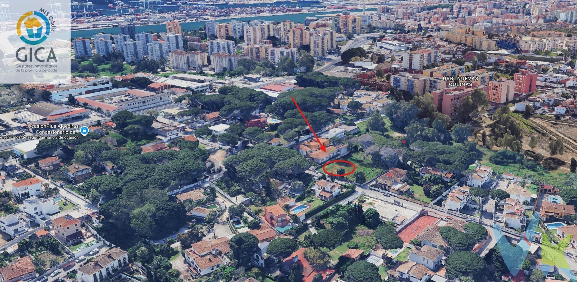 Magnífica parcela urbana de 536 m², situada en la calle El Naranjo, dentro de la consolidada zona residencial de Los Pinos–San Miguel, una de las áreas de vivienda unifamiliar más valoradas de Algeciras. La parcela presenta una configuración especialmente favorable para construir: no tiene desniveles apreciables ni arbolado, lo que facilita la implantación de la vivienda, evita condicionantes derivados de la protección de árboles y puede reducir los trabajos de movimiento de tierras y preparación del solar. Por su superficie, ubicación y características, resulta ideal para proyectar una vivienda independiente con jardín, piscina, zonas exteriores y garaje. Según el planeamiento urbanístico consultado, la parcela se encuentra dentro de la ordenanza residencial unifamiliar correspondiente a Los Pinos–San Miguel, con los siguientes parámetros máximos aproximados:. Ocupación máxima en planta baja: 30%, equivalente a unos 160,83 m². Ocupación máxima en planta primera: 25%, equivalente a unos 134,02 m². Edificabilidad teórica total sobre rasante: 55%, aproximadamente 294,85 m² construidos, distribuidos en un máximo de dos plantas. Retranqueos generales de 3 metros respecto a la vía pública y a los linderos. Posibilidad de construcción bajo rasante, conforme al proyecto técnico y a las condiciones urbanísticas aplicables. Se encuentra en un entorno residencial tranquilo y consolidado, formado principalmente por viviendas independientes, con buena conexión con la A-7 y rápido acceso al centro de Algeciras. En sus proximidades dispone de colegios, comercios, restauración, estación de servicio y otros servicios cotidianos. Una oportunidad interesante tanto para particulares que quieran construir una vivienda a medida como para promotores o inversores que busquen una parcela urbana en una zona residencial cotizada y con una topografía especialmente favorable. Superficie registral: 536,09 m². Superficie catastral: 536 m². Suelo urbano sin edificar. Los parámetros urbanísticos indicados son orientativos y deberán confirmarse mediante consulta municipal y proyecto redactado por técnico competente. -----------------------------------------------------------. Transparencia de precio, impuestos y honorarios:. El precio publicado corresponde únicamente al precio de venta del inmueble y no incluye impuestos, gastos de compraventa ni honorarios a cargo del comprador. Impuestos: ITP o IVA+AJD (según la naturaleza de la transmisión). En Andalucía, en segundas transmisiones el ITP es 7% con carácter general, pudiendo aplicarse tipos reducidos (6% o 3,5%) si se cumplen requisitos. Base del impuesto: con carácter general, la base será la mayor entre el precio declarado y el valor de referencia (según normativa aplicable). Gastos de compraventa: notaría, registro y, en su caso, gestoría (desde 2.000€ orientativo, según operación). Honorarios comprador (no incluidos): 3% + IVA, con mín. 3.500€ + IVA si precio < 115.000€. Se informan y aceptan por escrito (hoja de encargo/servicios) antes de la visita y de cualquier gestión vinculada a la compra. Ficha informativa (Decreto 218/2005) a disposición del interesado. Fuentes oficiales: información tributaria y valor de referencia disponibles en fuentes oficiales de la Junta de Andalucía y se facilitan a quien lo solicite. Exclusiva: Por mandato expreso del propietario, este inmueble se comercializa en exclusiva a través de la inmobiliaria. Se ruega no contactar directamente con propiedad/ocupantes/vecinos. 