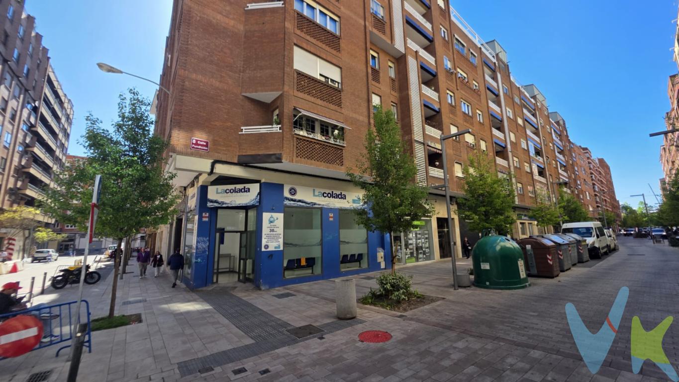 Se vende piso en primera altura , en zona centrica , dos habitaciones una de ellas con balcon  , salon , cocina con salida al balcón  , baño renovado ,  trastero , de origen son tres habitaciones , suelos , ventanas renovadas , toldos , calefacción central con contador individual ,todo exterior menos baño  garaje opcional , Cédula de habitabilidad 