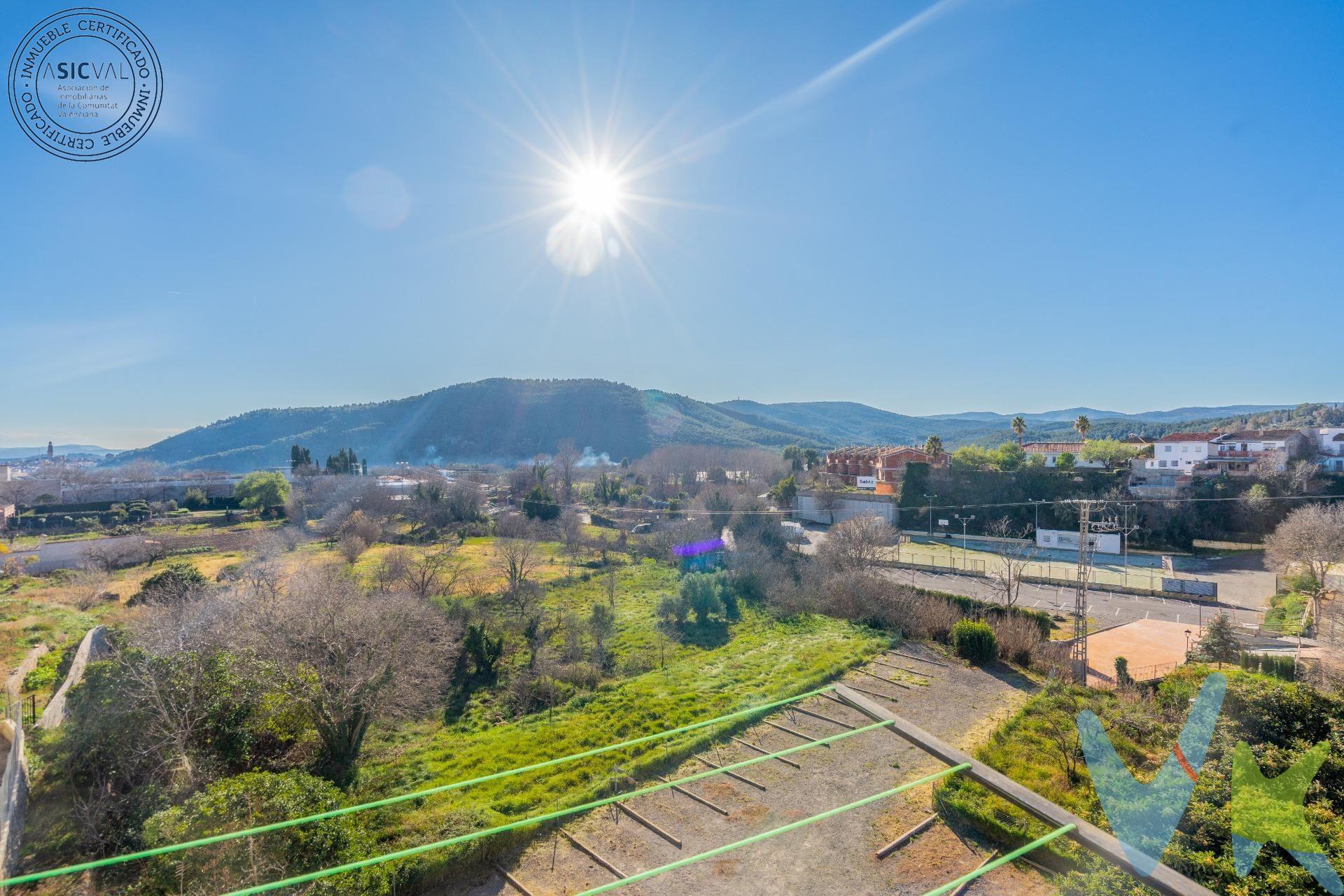 Si deseas vivir en un entorno tranquilo y relajado con un entorno rico en patrimonio y en un espacio natural privilegiado. Rodeado de las sierras del sistema ibérico y el río Palancia, con un gran espacio natural con numerosas fuentes y la Floresta, una cascada de agua natural es tu oportunidad que estabas esperando.  La vivienda situada en el centro del pueblo está distribuida en planta baja y tres alturas con salón comedor con cocina americana, tres habitaciones, dos aseos, un baño , garaje y buhardilla para crear el espacio ideal. Privilegiada por sus vistas a la torre de Jérica y al disponer ascensor que hará la vida mucho más cómoda.  Un pueblo con mucho encanto y un trato amable y alegre en sus habitantes.  Dispone de todos los servicios: polideportivo, biblioteca, centro de Salud, farmacia, centro cultural, supermercados, colegio e instituto. ------------------------------.  Por mandato expreso del propietario, comercializamos este inmueble en exclusiva, lo que le garantiza el acceso a toda la información, a un servicio de calidad, un trato fácil, sencillo y sin interferencias de terceros. Por este motivo, se ruega no molestar al propietario, a los ocupantes de la propiedad o a los vecinos. Muchas gracias por su comprensión. Si usted es agente inmobiliario y tiene un cliente para este inmueble, llámenos: estaremos encantados de colaborar. 