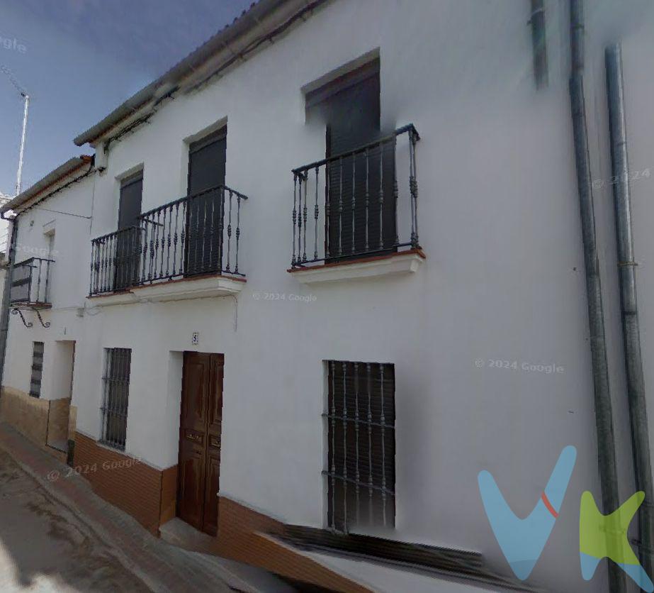 PRECIO DE VENTA: [90.000 + GASTOS] €. 🏔️ ¡Maravillosa Casa de Pueblo en Las Navas de la Concepción!. Presentamos esta impresionante casa de pueblo de varias plantas y azoteas en el corazón de la Sierra Norte de Sevilla. Ubicada en un entorno privilegiado de Sierra Morena, entre los parques naturales de Aracena (Huelva) y Hornachuelos (Córdoba), es el refugio ideal para amantes de la naturaleza. 🏠 Distribución y Amplitud. La vivienda destaca por su enorme capacidad y múltiples estancias:. Planta Baja: Acogedor recibidor que da paso a un salón principal. Cuenta con tres dormitorios, una sala de estar con chimenea y cocina equipada. Dispone de baño con placa de ducha y un patio interior que aporta luz y ventilación. Planta Segunda: Un segundo salón distribuye tres dormitorios con balcón a la calle principal y un baño completo. Incluye zona de lavadero, aseo adicional y un séptimo dormitorio con doble acceso. Niveles Superiores: Una entreplanta alberga un salón diáfano (posible 8º dormitorio) con balcón. En el último nivel encontramos trasteros convertibles y el gran atractivo: dos azoteas transitables con vistas panorámicas de todo el pueblo. 🚗 Extras y Comunicaciones. La propiedad cuenta con un amplio garaje con entrada por la calle trasera, comunicado internamente con la vivienda. Su distribución circular permite acceder a la planta superior tanto desde el salón como desde la zona de garaje, ofreciendo una funcionalidad única. Una oportunidad excepcional para familias numeras o como inversión para turismo rural en uno de los parques naturales más extensos de Andalucía. En cumplimiento de las obligaciones de información previstas en la Ley 10/2025, de 28 de diciembre, de servicios de atención a la clientela y transparencia, así como en la normativa sectorial vigente, se hace constar que el precio indicado no incluye los gastos e impuestos inherentes a la adquisición, los cuales se desglosan a continuación:. •	Impuesto sobre Transmisiones Patrimoniales (ITP): Se aplicará el tipo impositivo vigente en la Comunidad Autónoma de Andalucía, generalmente el 7% (6.300), sin perjuicio de tipos reducidos del 3,5%, 1,2% o 1% aplicables según las circunstancias personales del comprador o las características del inmueble). El impuesto se devenga sobre el Valor de Referencia de Catastro o el precio de venta, aquel que resulte superior. •	Gastos de Notaría: Los honorarios notariales se calcularán conforme al arancel oficial regulado en el Anexo I, del Real Decreto 1426/1989, de 17 de noviembre, por el que se aprueba el arancel Notarial. •	Gastos de Registro: La inscripción en el Registro de la Propiedad se facturará según el arancel oficial establecido en el ANEXO I, del Real Decreto 1427/1989, de 17 de noviembre, por el que se aprueba el arancel Notarial. •	Gastos de Gestión (Gestoría): Los honorarios por la tramitación administrativa, liquidación de impuestos e inscripción registral ascienden aproximadamente a [545] € (IVA incluido). •	Honorarios Agencia del Vendedor: incluidos en el PVP. •	Honorarios Agencia del comprador: La agencia prestará los servicios de información, asesoramiento y acompañamiento previstos en el Encargo de Servicios y en el D.I.A. Si solicita servicios adicionales o personalizados, sus honorarios serán informados previamente, de forma individualizada y por escrito, conforme a la libertad de pactos y a la normativa vigente. NO VINCULADOS AL PRECIO DE COMPRA. Para una información exhaustiva sobre el funcionamiento, tipos impositivos y bonificaciones del ITP en Andalucía, puede consultar el portal oficial de la Agencia Tributaria de la Junta de Andalucía en el siguiente enlace:. https://www.juntadeandalucia.es/organismos/economiahaciendayfondoseuropeos/areas/tributos-juego/tributos/paginas/impuestos-cedidos-transmisiones.html