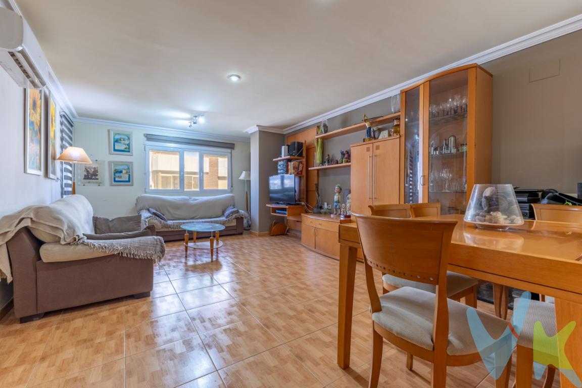  Presentamos una magnífica oportunidad para adquirir un espacioso piso en venta, idealmente ubicado en el encantador Puerto de Sagunto. Este atractivo inmueble se encuentra en la codiciada zona de Avenida de Abril - 9 de Octubre, ofreciendo una excelente conexión con servicios y transporte. Su espectacular distribución deleitará incluso a los más exigentes, con una impresionante superficie de 156 metros construidos que le asegura comodidad y amplitud en cada rincón. En el interior, el piso cuenta con cuatro amplias habitaciones, ideales para acomodar a toda la familia con total confort o adaptar espacios a sus necesidades personales, como oficinas o salas de recreación.El salón, un luminoso y acogedor espacio de 25 metros, se presenta como el lugar perfecto para la convivencia diaria o para recibir a sus invitados en un entorno relajante y elegante. Además, desde el salón podrá acceder a un encantador balcón, donde podrá disfrutar de momentos al aire libre, ya sea contemplando el barrio o simplemente respirando aire fresco. Este balcón añade un toque especial al piso, permitiendo una extensión natural del espacio habitable al exterior.Ubicado en la cuarta planta, este piso le garantiza agradables vistas y una agradable luminosidad natural que inunda cada estancia del hogar. Construido en el año 1975, el edificio ha sido mantenido con esmero, y está equipado con un ascensor, lo que facilita el acceso y la comodidad para todos los residentes. Este detalle asegura que llegar a su hogar y a cualquiera de las plantas sea una experiencia fácil y cómoda, diariamente.La propiedad ofrece el valor añadido de un garaje incluido en el precio, imprescindible para quienes buscan seguridad y comodidad en el estacionamiento de su vehículo. Además, el inmueble dispone de un trastero, proporcionándole un espacio adicional sumamente útil para el almacenamiento de objetos, herramientas o pertenencias que desee mantener ordenadas y, a su vez, fuera de las zonas principales del hogar.La zona en la que se ubica este piso es particularmente atractiva, debido a su cercanía con diversas líneas de autobús, que le aseguran una conexión eficiente con otras áreas del municipio y alrededores. Esto resulta especialmente ventajoso para quienes dependen del transporte público para sus desplazamientos diarios o simplemente prefieren esta alternativa para moverse por la ciudad.Este piso en venta en Puerto de Sagunto es una oportunidad única para quienes valoran el espacio, la comodidad y una ubicación estratégica dentro de un entorno vibrante y bien comunicado. Ofreciendo una calidad de vida excepcional, este inmueble se presenta como la opción perfecta para convertirse en su nuevo hogar o en una inversión inteligente. No deje pasar la oportunidad de visitar esta magnífica propiedad y descubrir por sí mismo todo lo que tiene para ofrecer. Contáctenos para agendar una visita y déjese sorprender por su futuro hogar. 