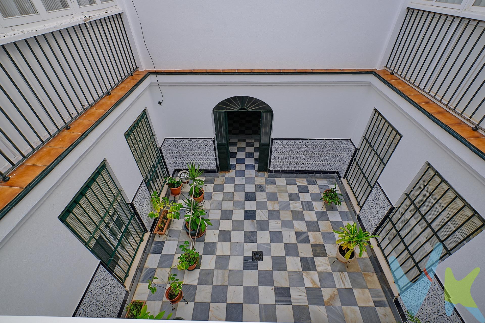 ¡Oportunidad única en Cádiz! Se vende bonito piso en primer piso, sin ascensor, pero con cómodas escaleras que facilitan el acceso. Este acogedor hogar cuenta con tres amplios dormitorios, ideales para toda la familia, una cocina independiente perfectamente equipada, un gran salón para disfrutar de tus momentos de descanso y un cuarto de baño completo y dos amplios balcones a la calle. Además, se encuentra a solo unos pasos del emblemático Campo del Sur, ofreciendo una ubicación privilegiada cerca de la playa de la Caleta y todos los servicios que necesitas. No dejes pasar esta excelente oportunidad de vivir en una de las zonas más demandadas de Cádiz. ¡Ven a visitarlo y haz de este piso tu nuevo hogar!. *Por mandato expreso del propietario, comercializamos este inmueble en exclusiva, lo que le garantiza el acceso a toda la información, a un servicio de calidad, un trato fácil, sencillo y sin interferencias de terceros. Por este motivo, se ruega no molestar al propietario, a los ocupantes de la propiedad o a los vecinos. Muchas gracias por su comprensión. * Gastos de compraventa no incluidos en el precio. Infórmese sin compromiso. Si le interesa esta vivienda pero necesita vender antes de comprar, le ofrecemos valoración gratuita de su propiedad y le ayudamos a encontrar un comprador. PERIODO DE VALIDEZ DEL ANUNCIO DICIEMBRE 2025. 