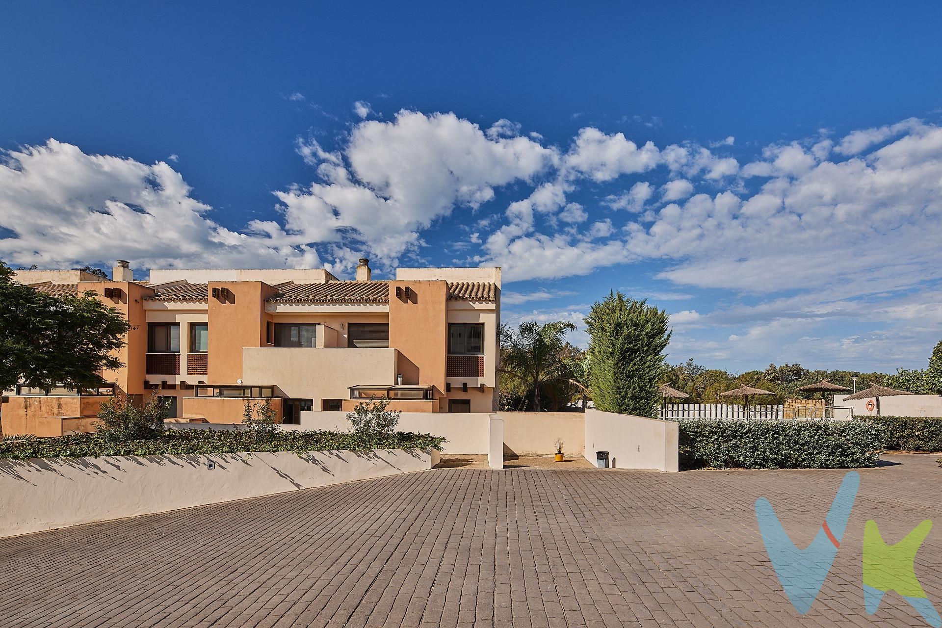 Para disfrutar de la tranquilidad pero a un paso de todo en un entorno tranquilo y exclusivo. Tres habitaciones, una en suite y con vestidor. otro baño y un aseo, cocina independiente. Saliendo del salón un amplio porche que da a plena naturaleza. . * Gastos, Impuestos y Honorarios de la Agencia no Incluidos.  .  *Si estás interesado en esta vivienda pero tienes que vender, contacta con nosotros, te ayudamos a encontrar comprador para tu vivienda