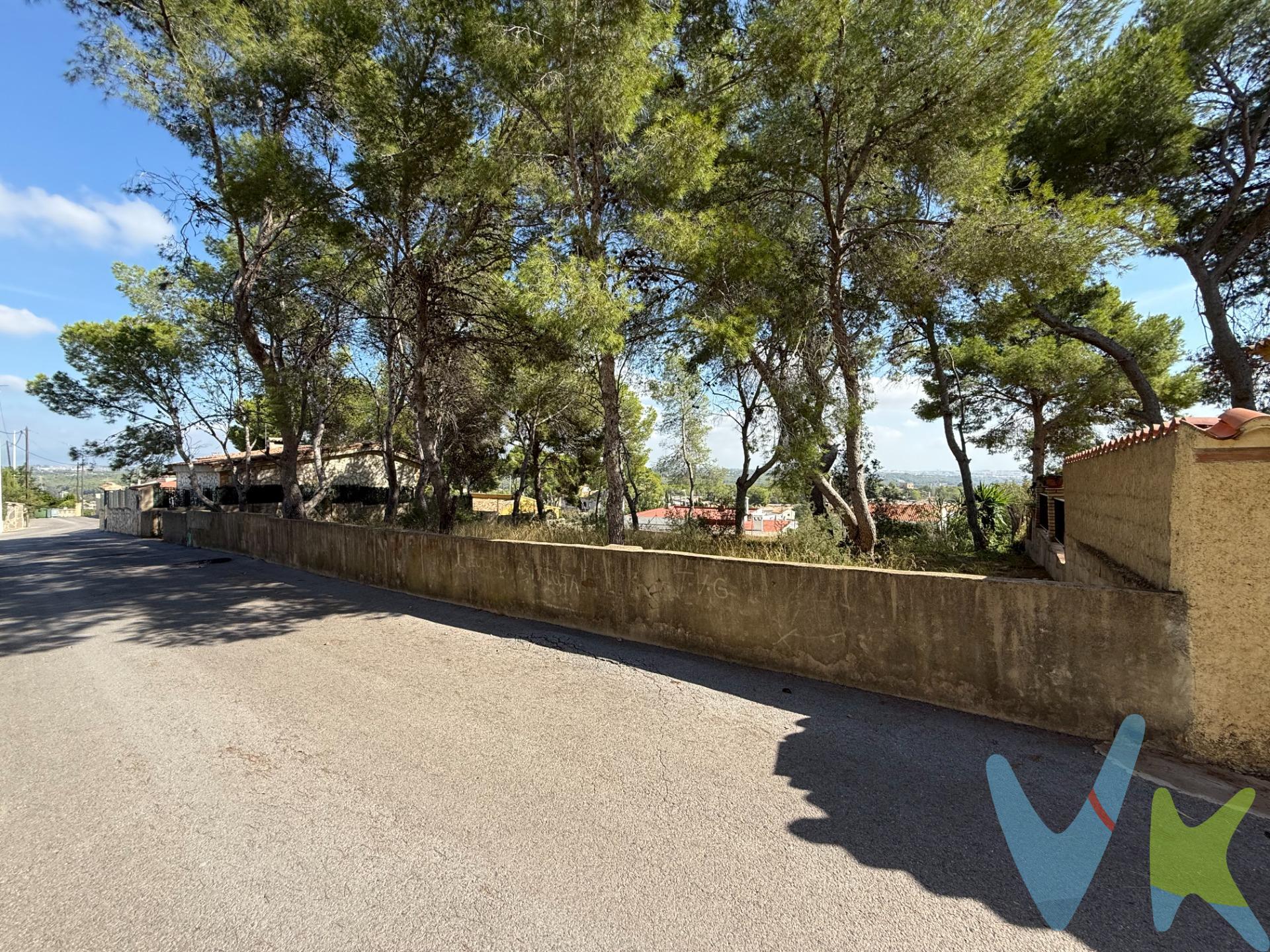 Si estás buscando un terreno urbano donde construir tu casa, ya sea como segunda residencia o como habitual, presta atención a esta ocasión. . Se trata de un terreno en Manises, a escasos metros de carreteras principales, con más de 800 metros² de posibilidades. Las calles de acceso están asfaltadas y el solar está listo para darle forma. ¿Te imaginas la casa que podrías consturir?. Si siempre has querido vivir al aire libre, sin ruido de coches, sin vecinos y despertar todos los días con el pío pío de los pájaros, ha llegado tu momento. Ven a visitar esta parcela y empieza tu nueva vida. ***. Agencia Registrada con el Nº 5343 en el Registro Obligatorio de Agentes Inmobiliarios de la Comunitat Valenciana, según el DECRETO 98/2022, de 29 de julio, del Consell, por el que se regula el Registro de Agentes de Intermediación Inmobiliaria de la Comunitat Valenciana. La documentación del inmueble ha sido revisada y estimamos que reúne todos los requisitos necesarios para ser comercializado. El precio ofertado no incluye impuestos, gastos de compraventa ni honorarios de la agencia inmobiliaria. Las medidas aquí expuestas han sido obtenidas del Catastro. El anuncio no es vinculante, puede contener errores. ¿Tienes alguna duda? Consúltanos. ***. Los vendedores han confiado en este equipo para gestionar la venta del inmueble de forma exclusiva. Como no puede ser de otra forma, garantizamos un servicio de calidad, actuando en todo momento de forma transparente, ética y profesional. Así pues, se ruega la no interferencia de terceros y, sobre todo, no molestar a los propietarios, a los ocupantes del inmueble o a los vecinos. Muchas gracias por tu comprensión. 